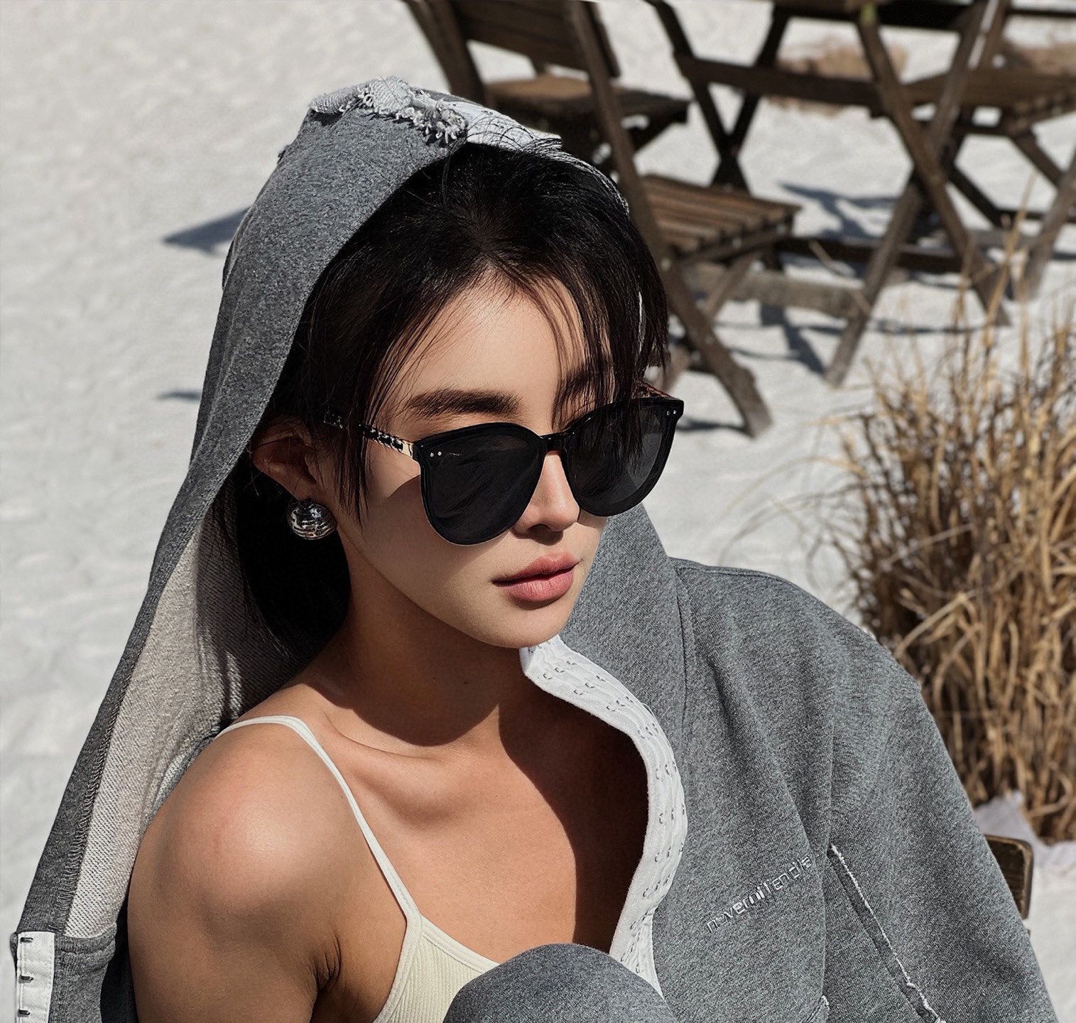  香奈儿2025 开春新款大框太阳镜男女同款 😎 
爆款大框尼龙太阳镜 超逼格超酷 
镜腿品牌设计感强 