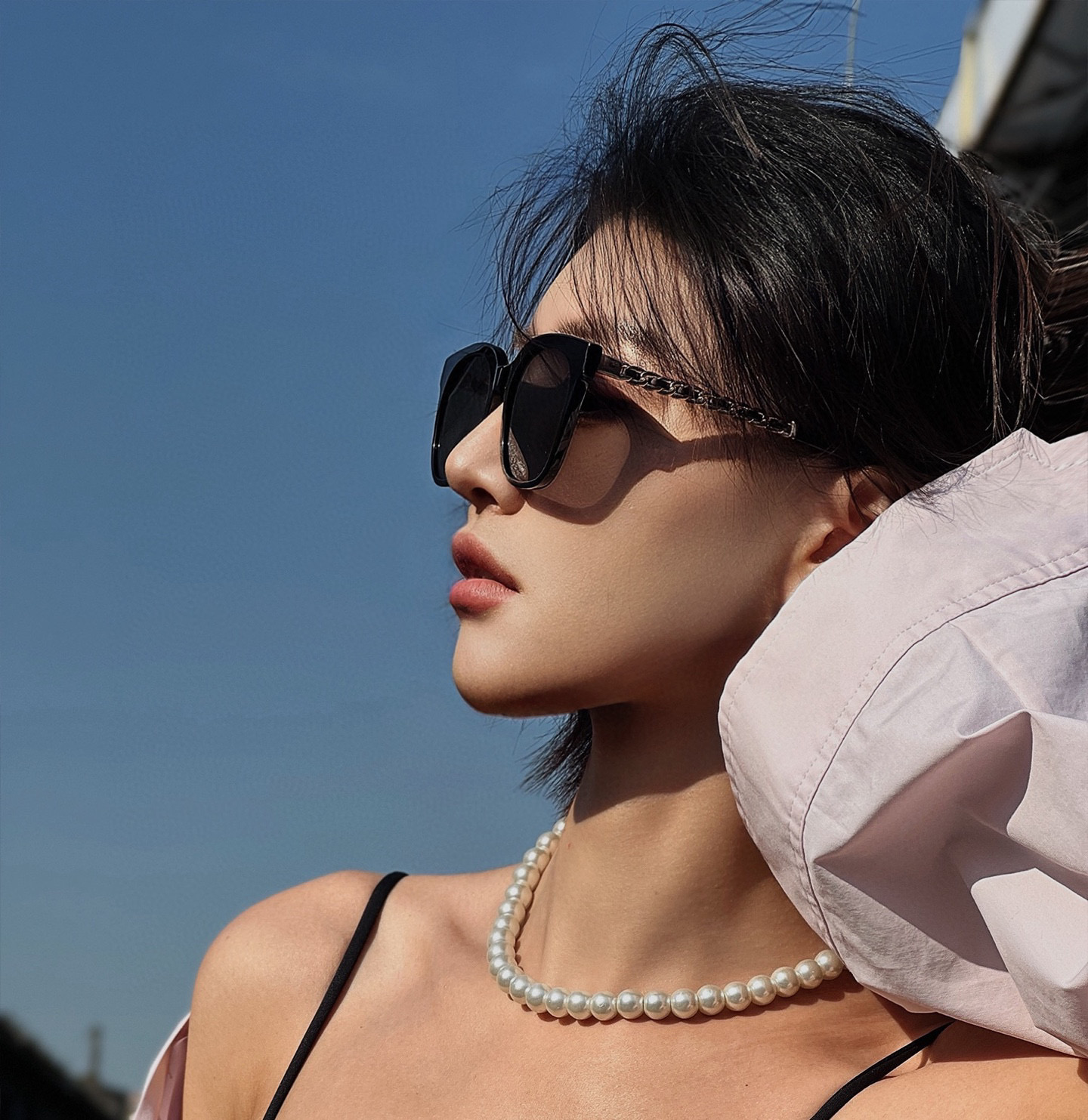 香奈儿2025 开春新款大框太阳镜男女同款 😎 
爆款大框尼龙太阳镜 超逼格超酷 
镜腿品牌设计感强 
