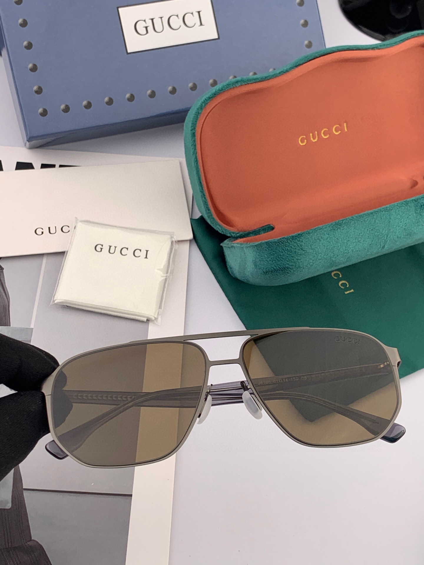        GUCCI 男款炫彩飞行员偏光太阳镜 ❤️材质：高清尼龙加厚卡槽高清偏光镜片 🌹无边框镜架
