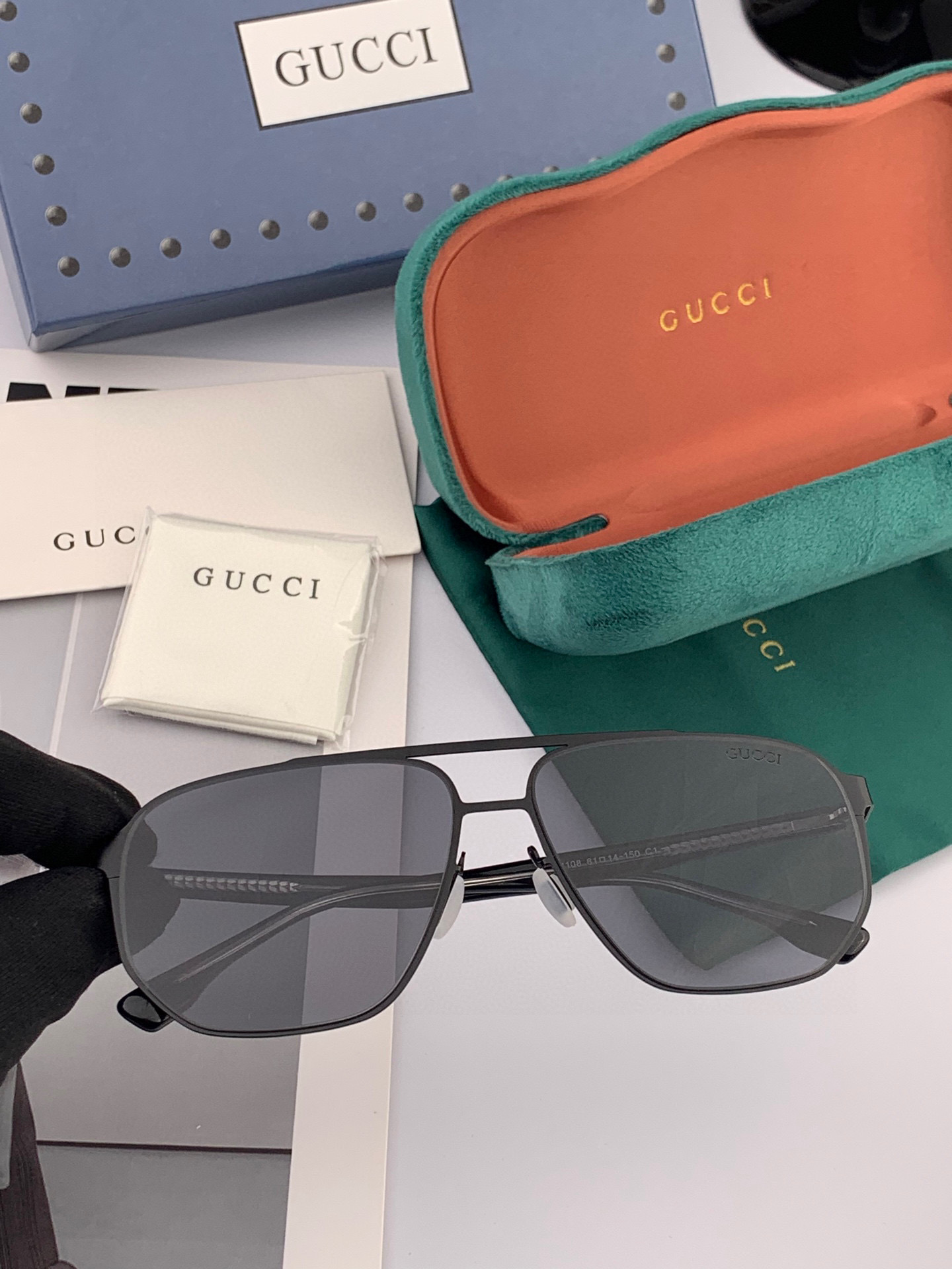        GUCCI 男款炫彩飞行员偏光太阳镜 ❤️材质：高清尼龙加厚卡槽高清偏光镜片 🌹无边框镜架