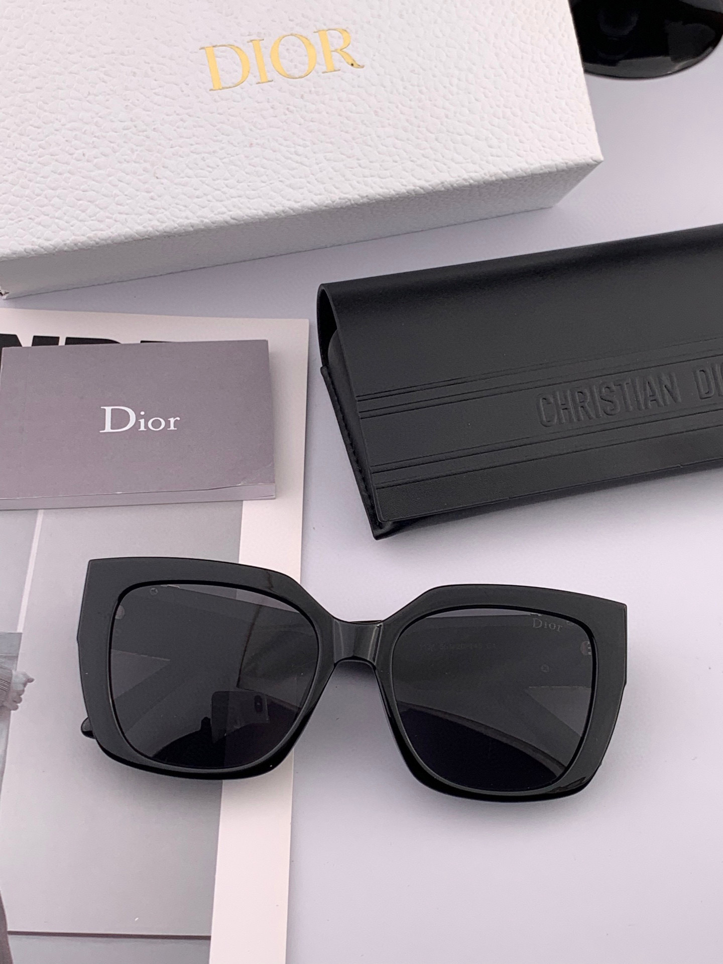   【DIOR】2025新款潮流爆款 时尚方框太阳镜 佩戴舒适 网红潮款墨镜  女士高清加厚偏光太阳镜🕶
