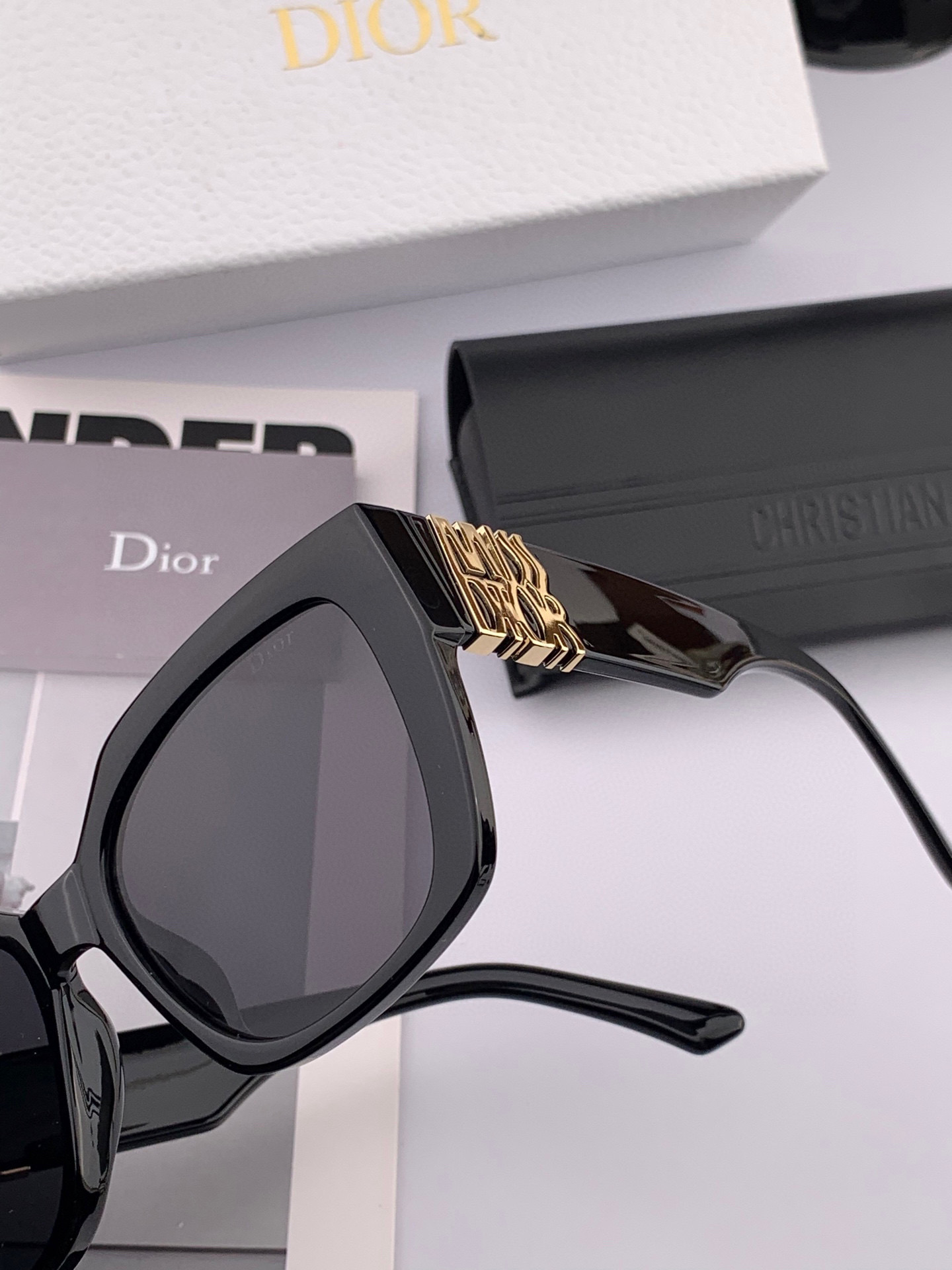   【DIOR】2025新款潮流爆款 时尚方框太阳镜 佩戴舒适 网红潮款墨镜  女士高清加厚偏光太阳镜🕶