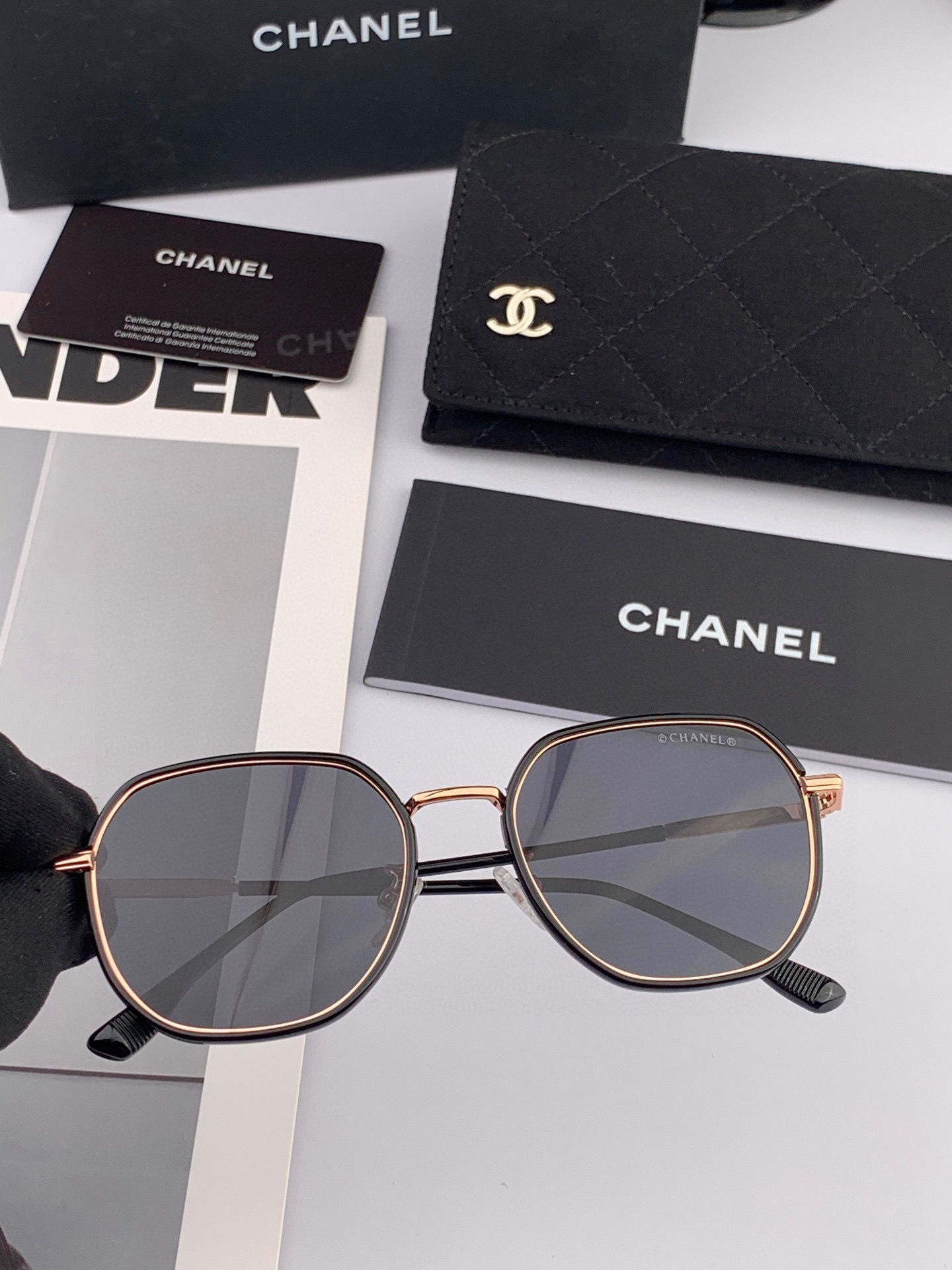    新品CHANEL 香奈儿太阳镜以独特魅力和前卫风格诠释春夏最新眼镜，质感超好佩带舒适 型号：CH9