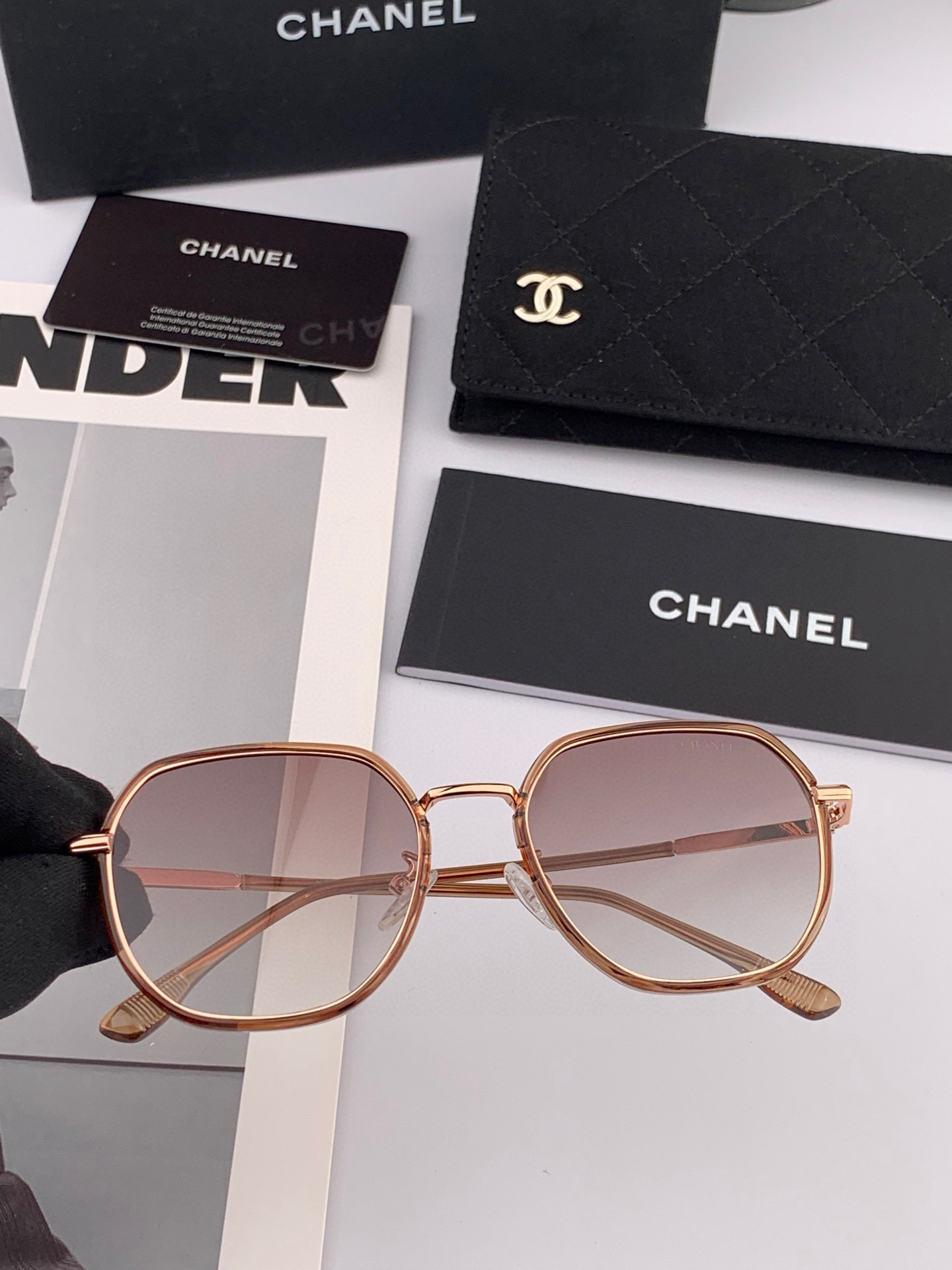    新品CHANEL 香奈儿太阳镜以独特魅力和前卫风格诠释春夏最新眼镜，质感超好佩带舒适 型号：CH9