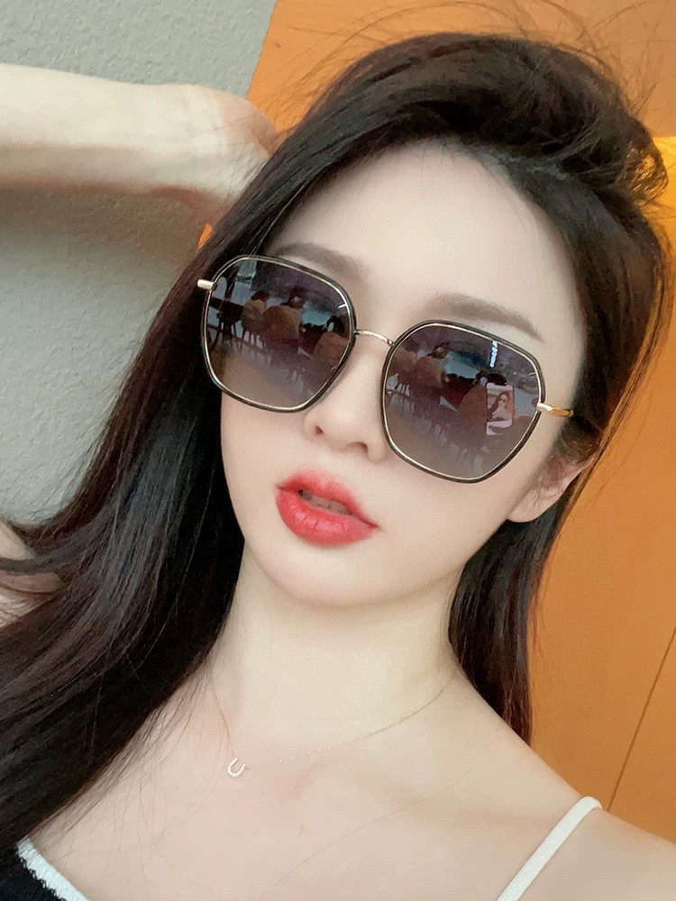    新品CHANEL 香奈儿太阳镜以独特魅力和前卫风格诠释春夏最新眼镜，质感超好佩带舒适 型号：CH9