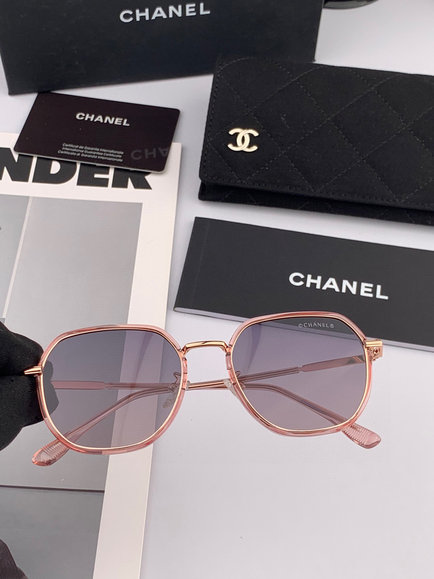    新品CHANEL 香奈儿太阳镜以独特魅力和前卫风格诠释春夏最新眼镜，质感超好佩带舒适 型号：CH9