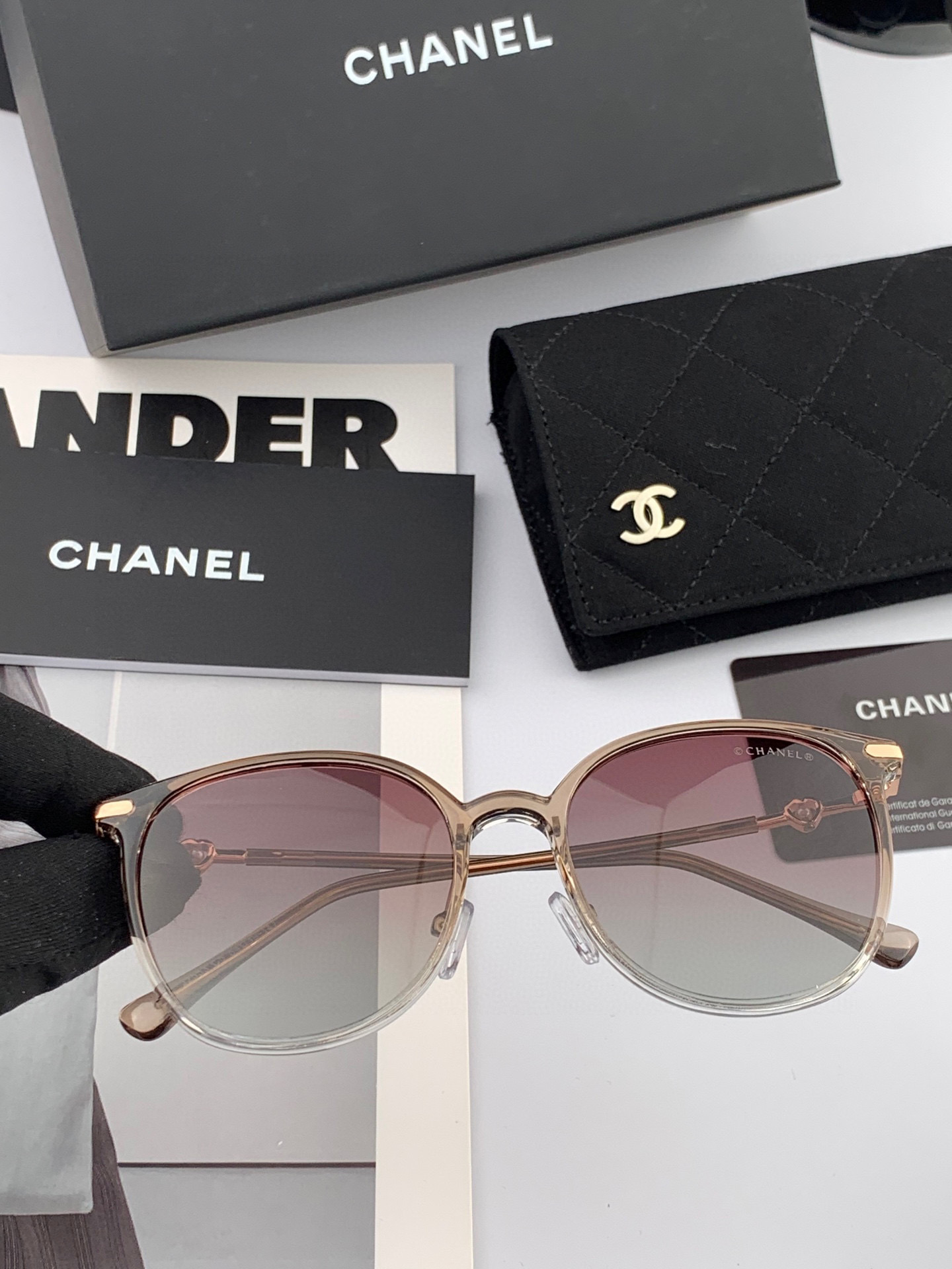  新品CHANEL 香奈儿太阳镜以独特魅力和前卫风格诠释春夏最新眼镜，以方框设计两边经典小香珍珠做点缀，