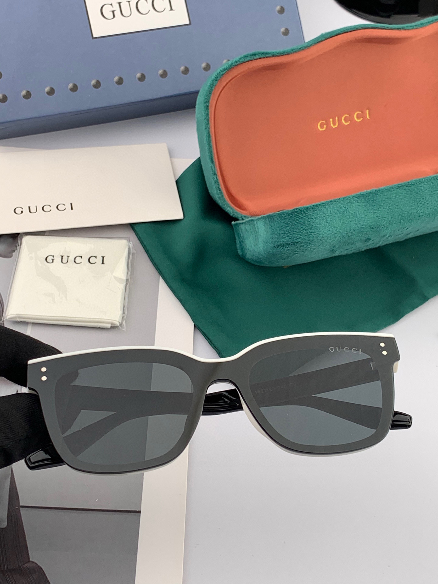   GUCCI  新款连体尼龙偏光太眼镜，情侣款时尚方框太阳镜佩戴舒适网红潮流款墨镜，大气女人范儿，大脸