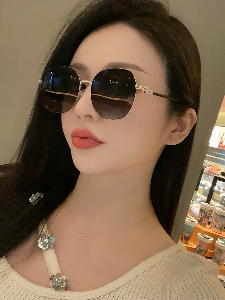   Gucci 。  高品质男女款墨镜   👍 进口宝丽来偏光镜片  。蛤蟆镜 开车钓鱼都可 。百搭显瘦