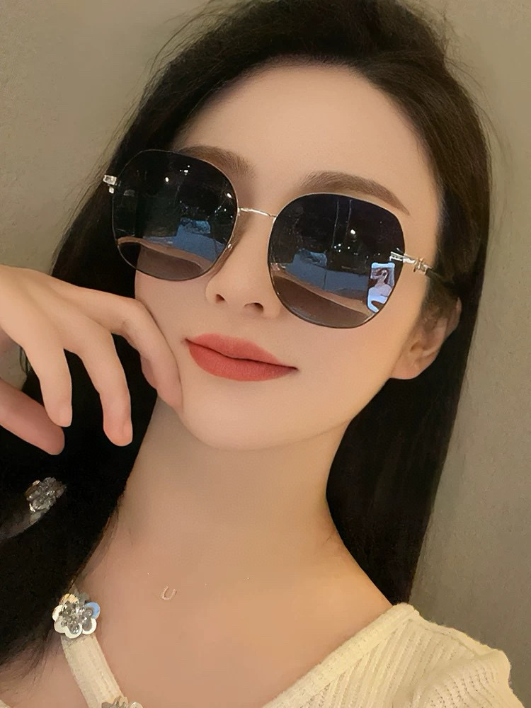   Gucci 。  高品质男女款墨镜   👍 进口宝丽来偏光镜片  。蛤蟆镜 开车钓鱼都可 。百搭显瘦