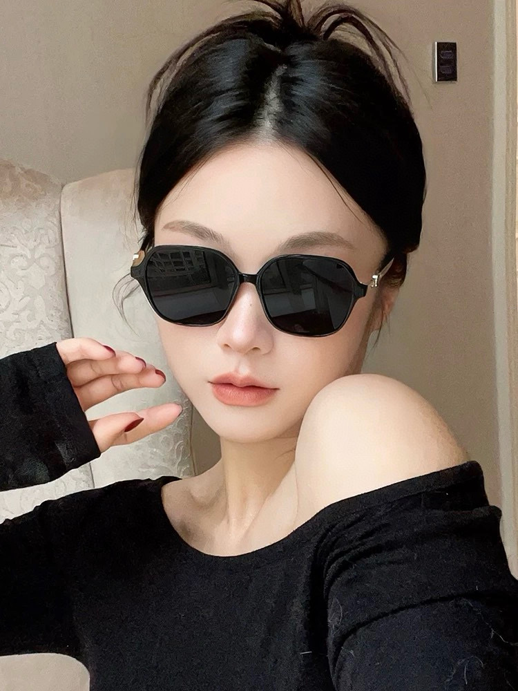  新品CHANEL 香奈儿太阳镜以独特魅力和前卫风格诠释春夏最新眼镜，以方框设计两边经典小香珍珠做点缀，