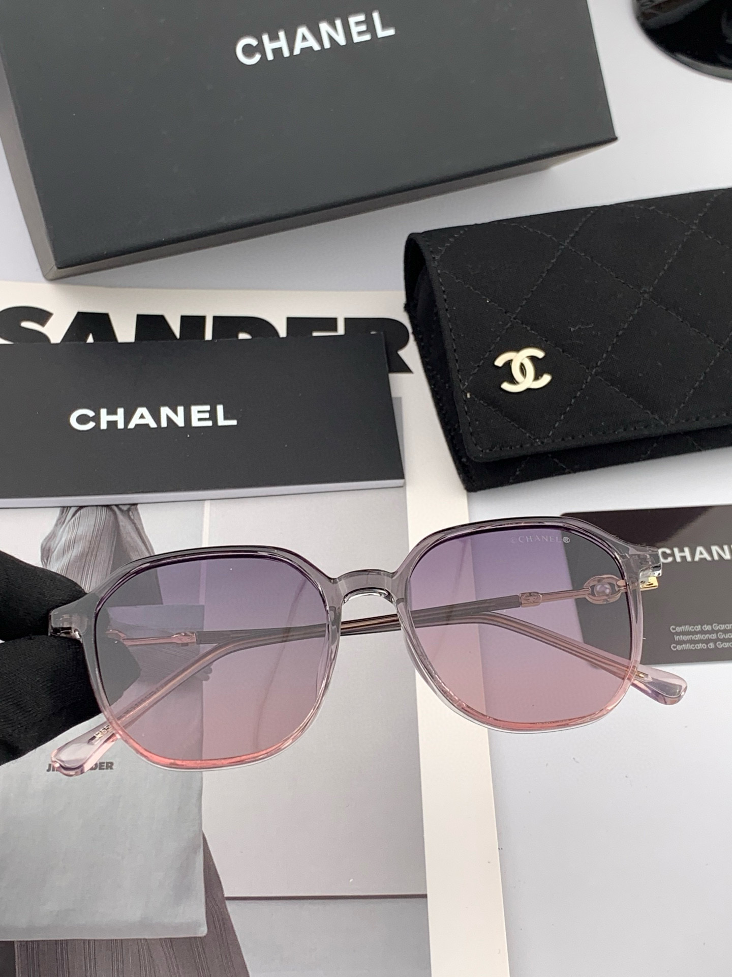  新品CHANEL 香奈儿太阳镜以独特魅力和前卫风格诠释春夏最新眼镜，以方框设计两边经典小香珍珠做点缀，