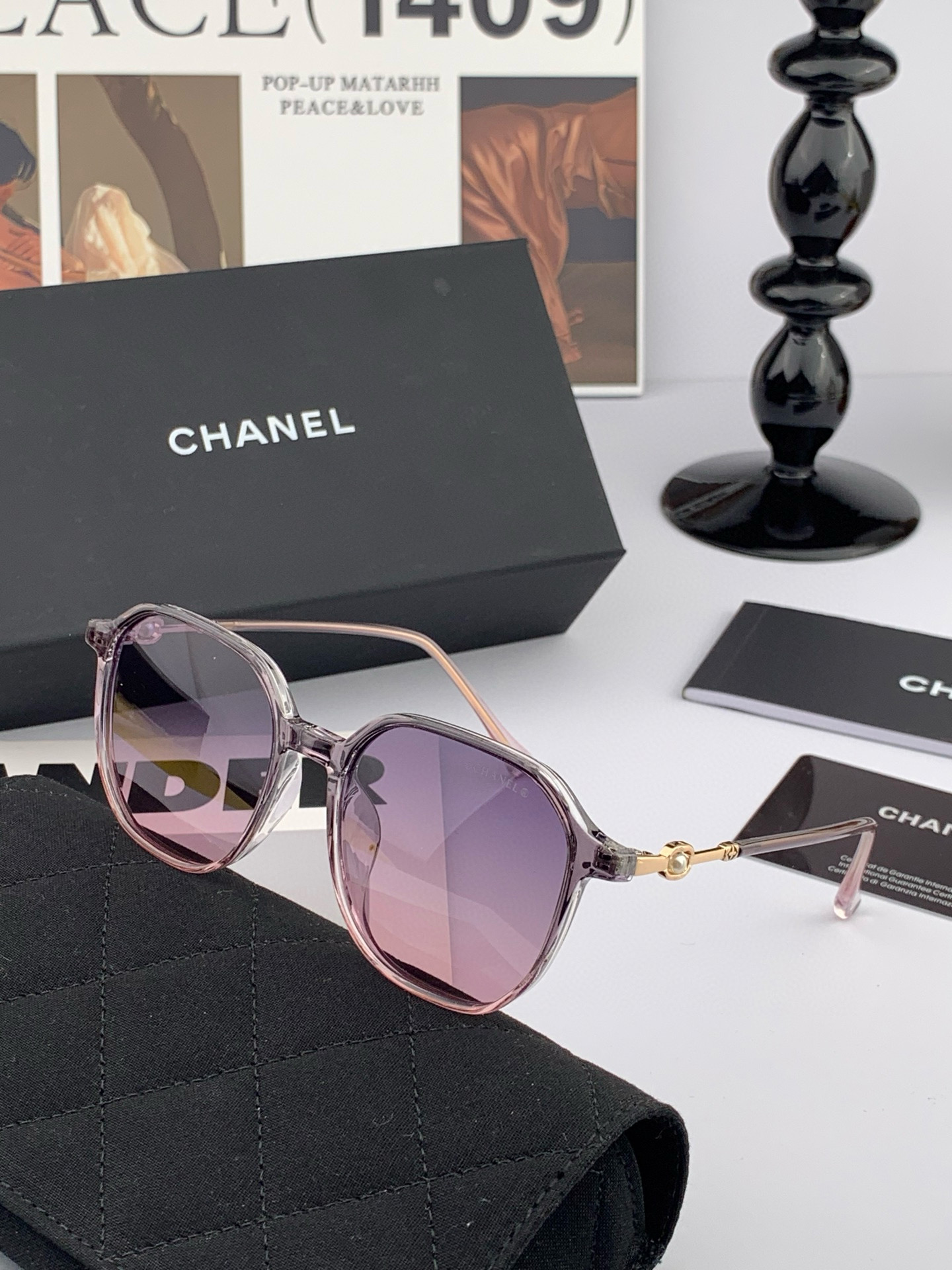  新品CHANEL 香奈儿太阳镜以独特魅力和前卫风格诠释春夏最新眼镜，以方框设计两边经典小香珍珠做点缀，