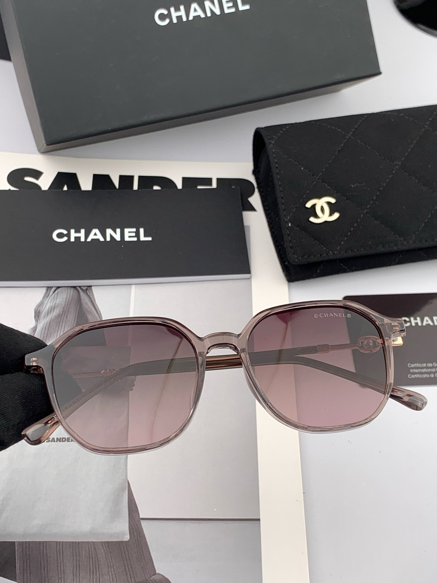  新品CHANEL 香奈儿太阳镜以独特魅力和前卫风格诠释春夏最新眼镜，以方框设计两边经典小香珍珠做点缀，