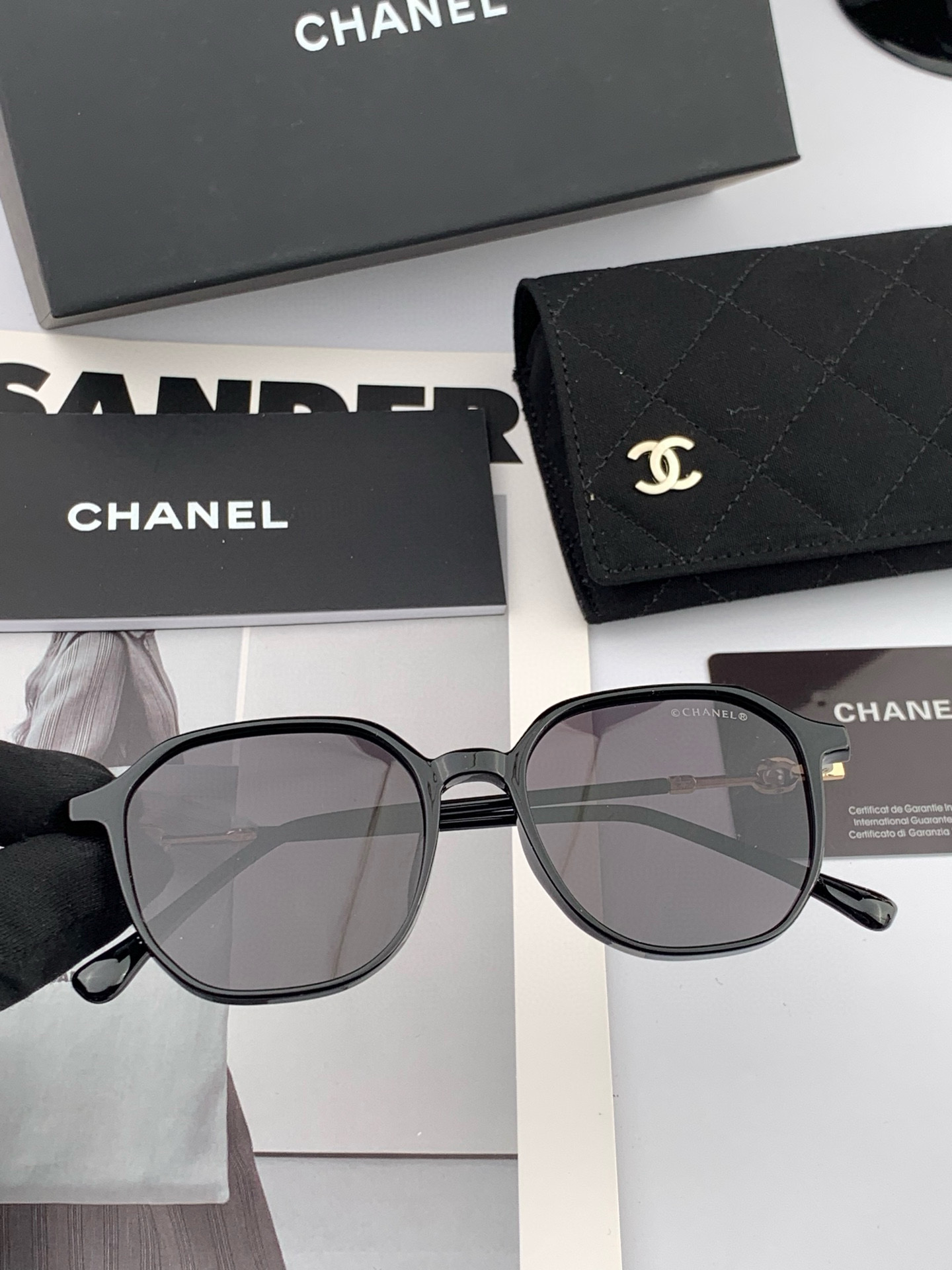  新品CHANEL 香奈儿太阳镜以独特魅力和前卫风格诠释春夏最新眼镜，以方框设计两边经典小香珍珠做点缀，