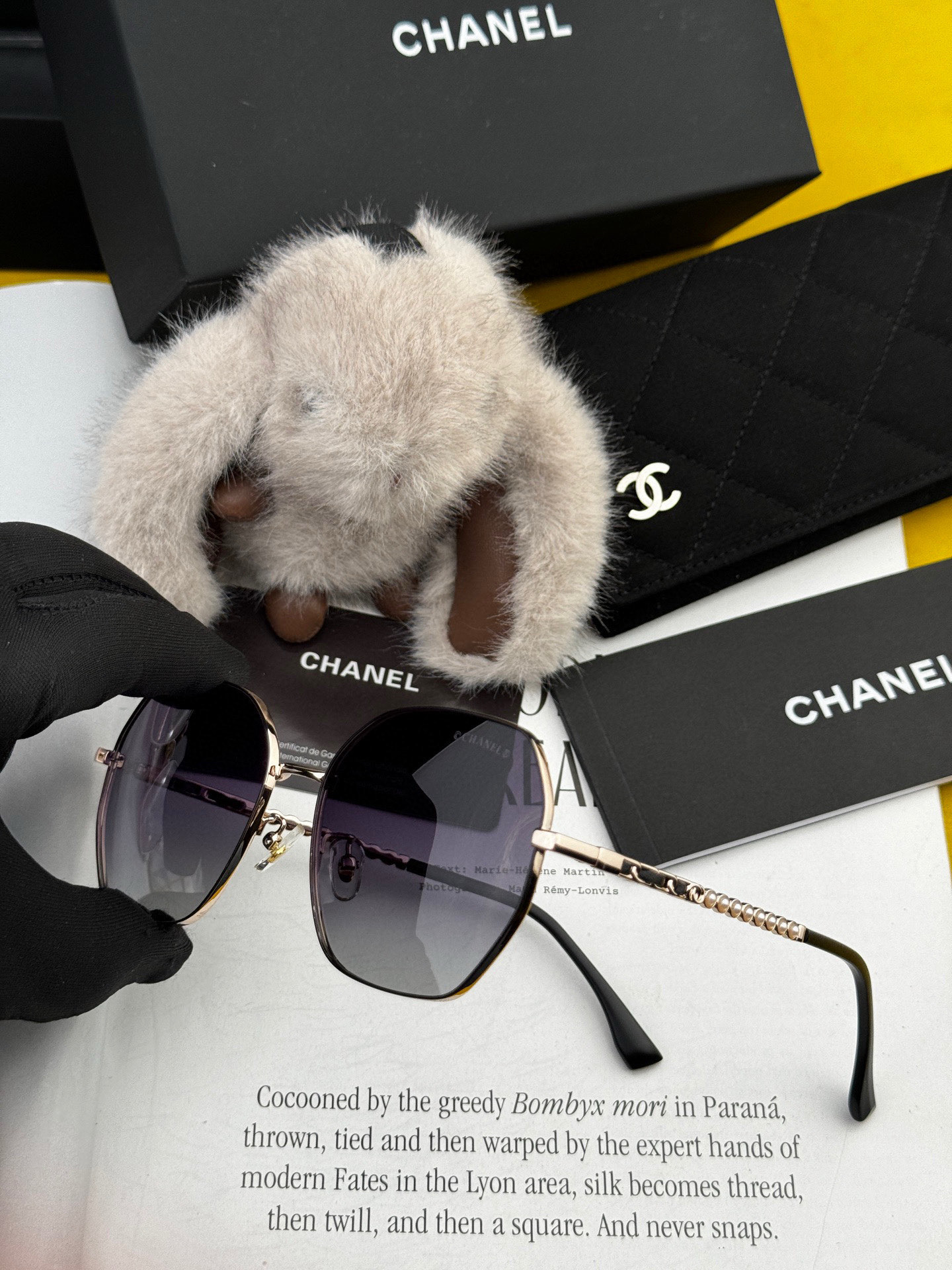  新品CHANEL 香奈儿太阳镜以独特魅力和前卫风格诠释春夏最新眼镜，以方框设计两边经典小香珍珠做点缀，