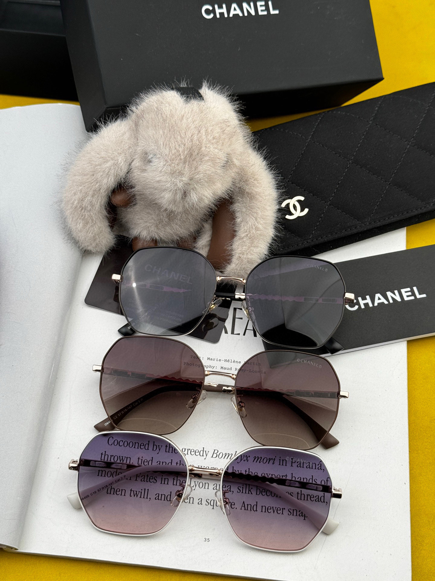  新品CHANEL 香奈儿太阳镜以独特魅力和前卫风格诠释春夏最新眼镜，以方框设计两边经典小香珍珠做点缀，