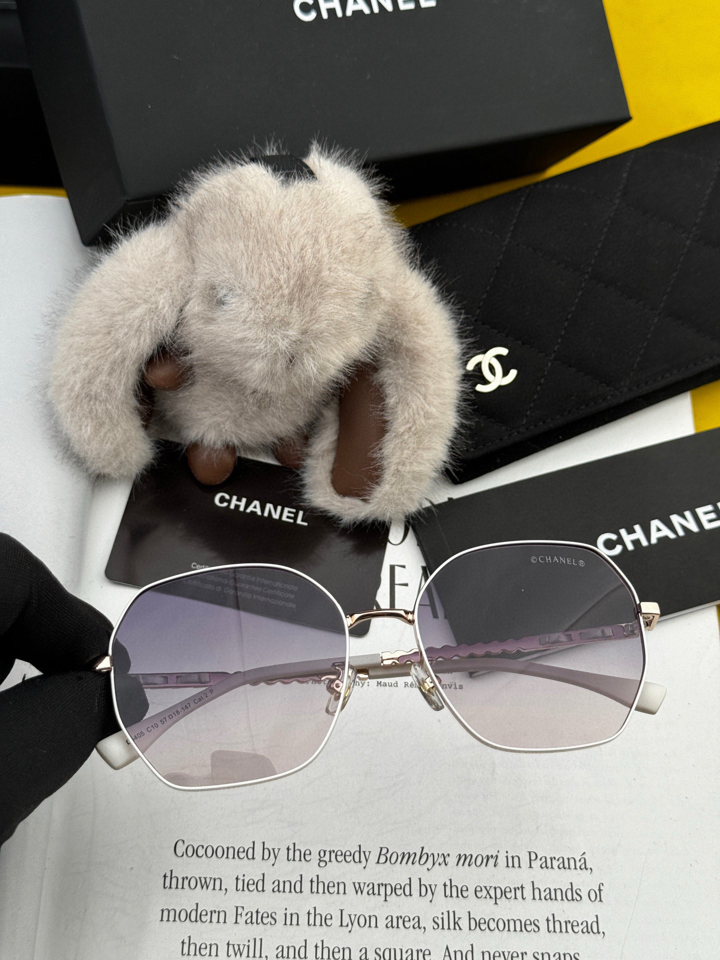  新品CHANEL 香奈儿太阳镜以独特魅力和前卫风格诠释春夏最新眼镜，以方框设计两边经典小香珍珠做点缀，