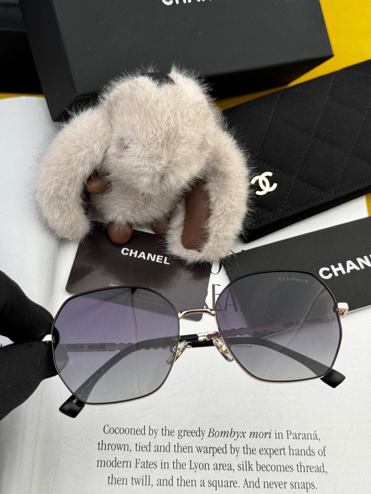  新品CHANEL 香奈儿太阳镜以独特魅力和前卫风格诠释春夏最新眼镜，以方框设计两边经典小香珍珠做点缀，