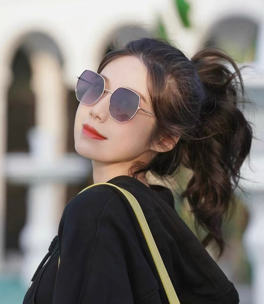  新品CHANEL 香奈儿太阳镜以独特魅力和前卫风格诠释春夏最新眼镜，以方框设计两边经典小香珍珠做点缀，
