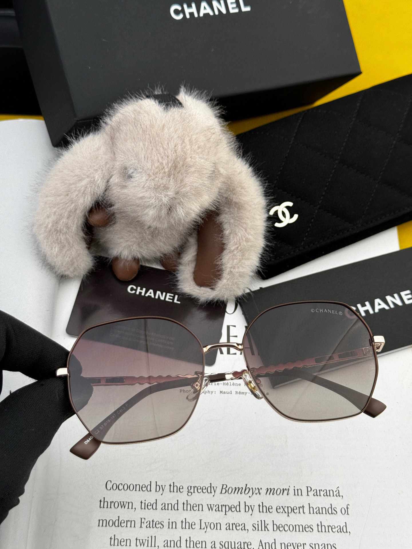  新品CHANEL 香奈儿太阳镜以独特魅力和前卫风格诠释春夏最新眼镜，以方框设计两边经典小香珍珠做点缀，