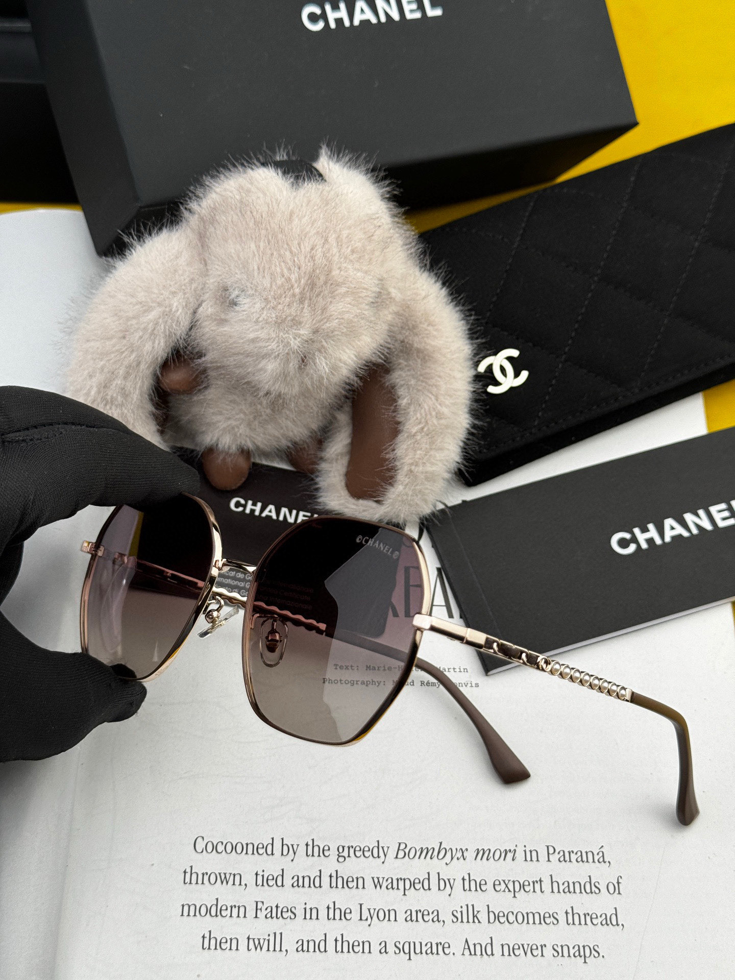  新品CHANEL 香奈儿太阳镜以独特魅力和前卫风格诠释春夏最新眼镜，以方框设计两边经典小香珍珠做点缀，