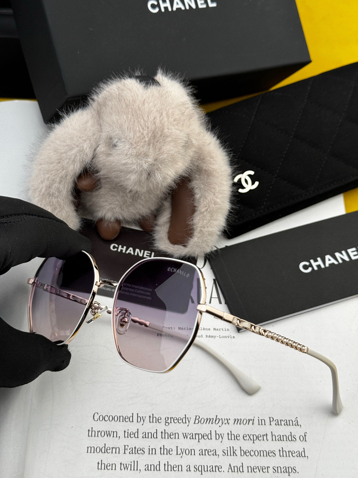  新品CHANEL 香奈儿太阳镜以独特魅力和前卫风格诠释春夏最新眼镜，以方框设计两边经典小香珍珠做点缀，