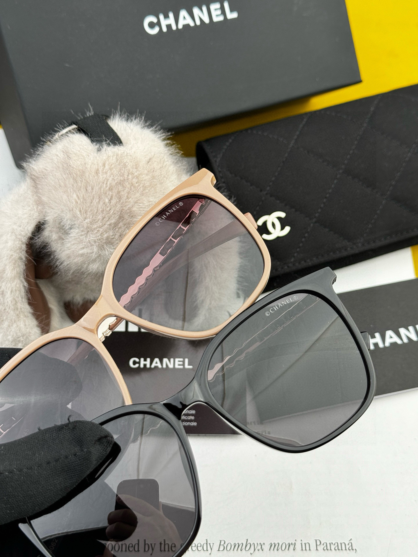  新品CHANEL 香奈儿太阳镜以独特魅力和前卫风格诠释春夏最新眼镜，以方框设计两边经典小香珍珠做点缀，