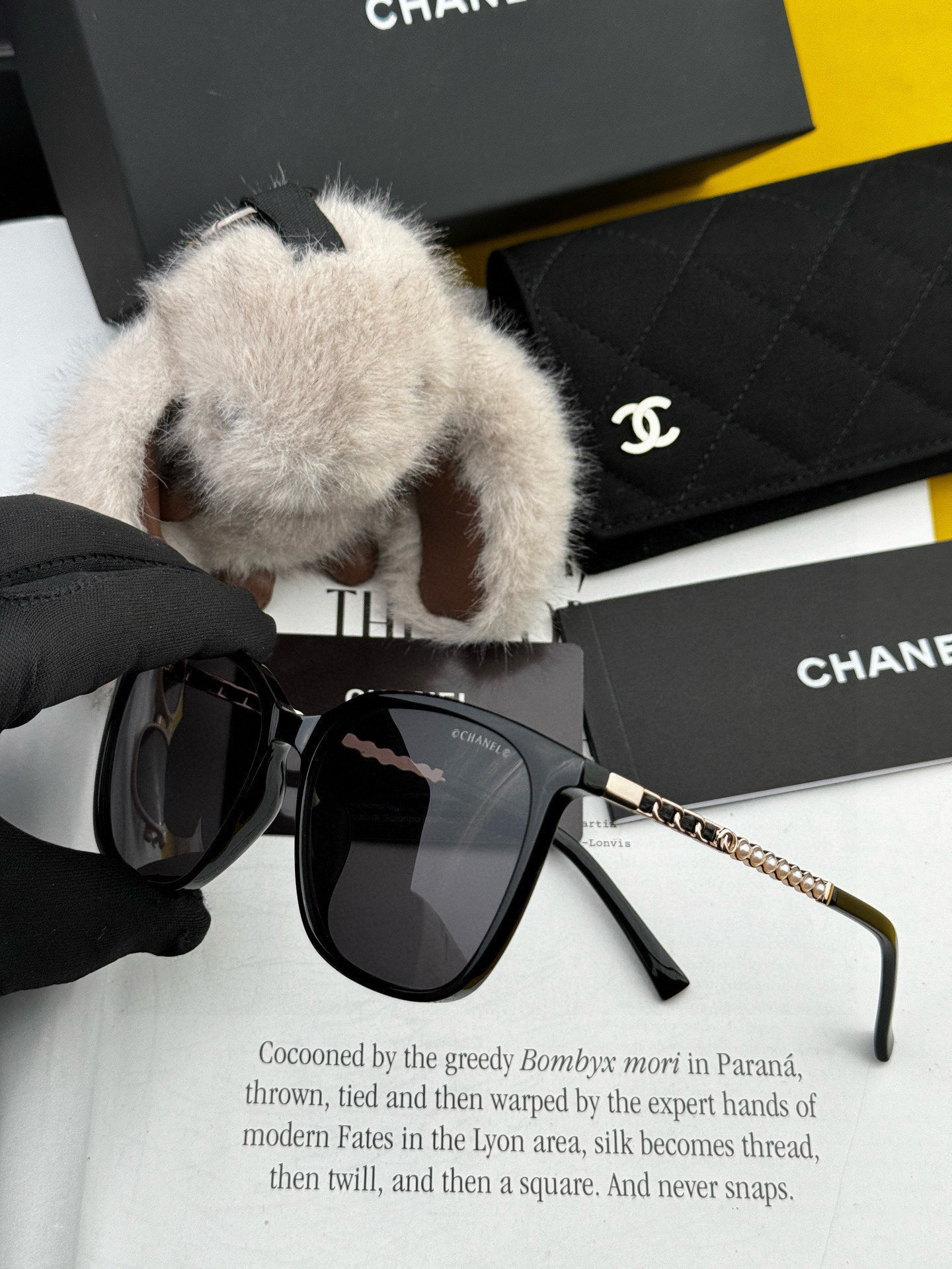  新品CHANEL 香奈儿太阳镜以独特魅力和前卫风格诠释春夏最新眼镜，以方框设计两边经典小香珍珠做点缀，