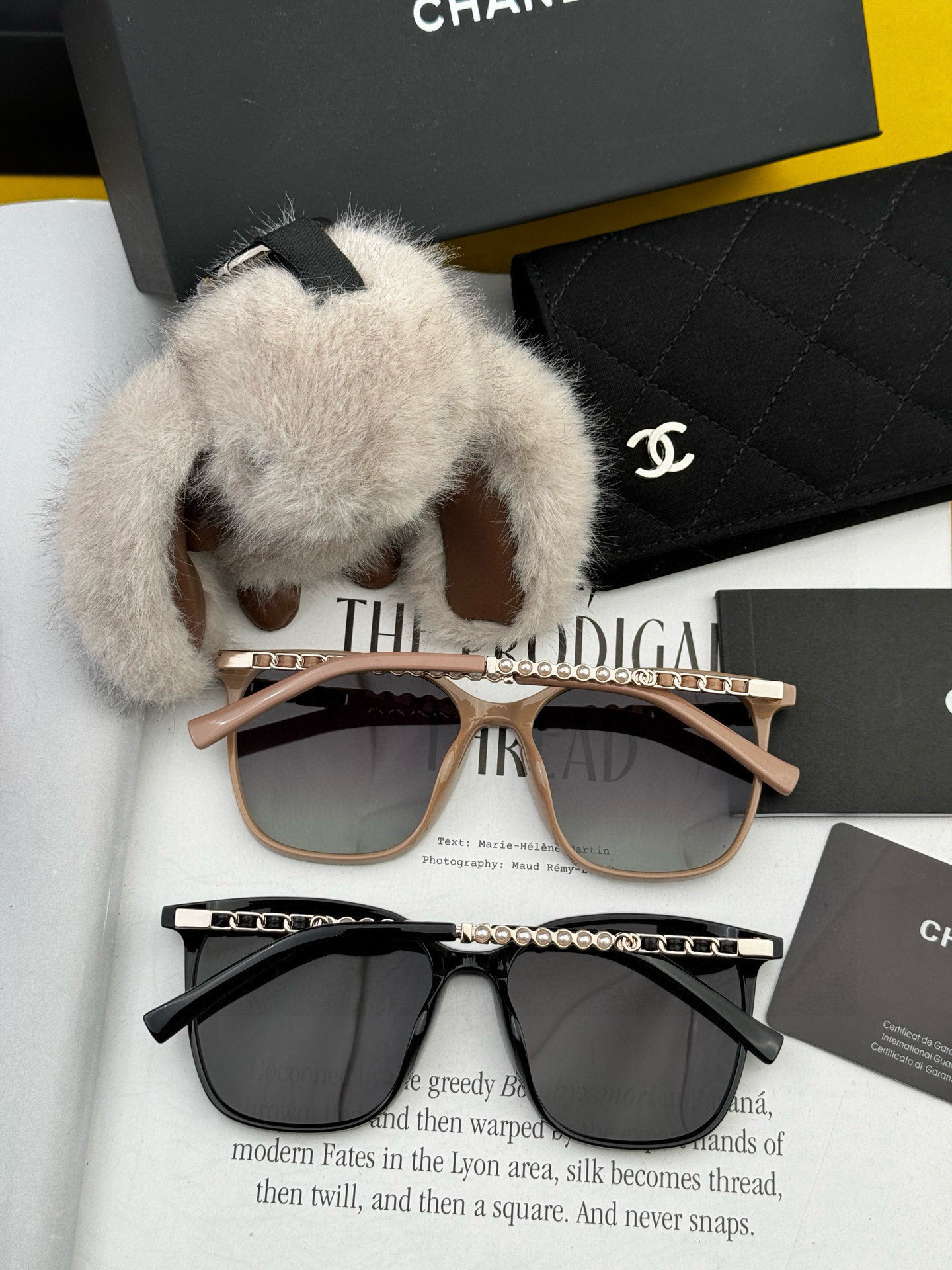  新品CHANEL 香奈儿太阳镜以独特魅力和前卫风格诠释春夏最新眼镜，以方框设计两边经典小香珍珠做点缀，