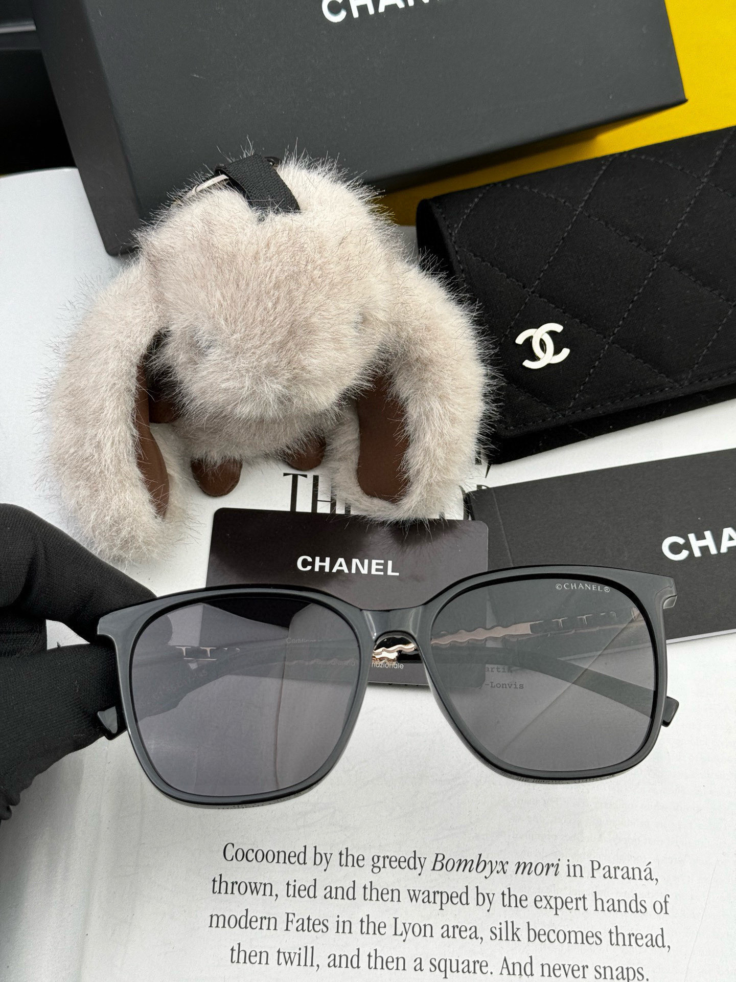  新品CHANEL 香奈儿太阳镜以独特魅力和前卫风格诠释春夏最新眼镜，以方框设计两边经典小香珍珠做点缀，