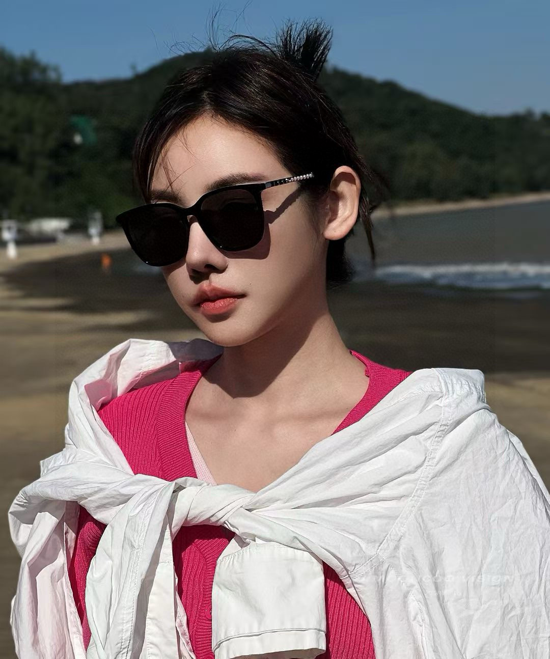  新品CHANEL 香奈儿太阳镜以独特魅力和前卫风格诠释春夏最新眼镜，以方框设计两边经典小香珍珠做点缀，
