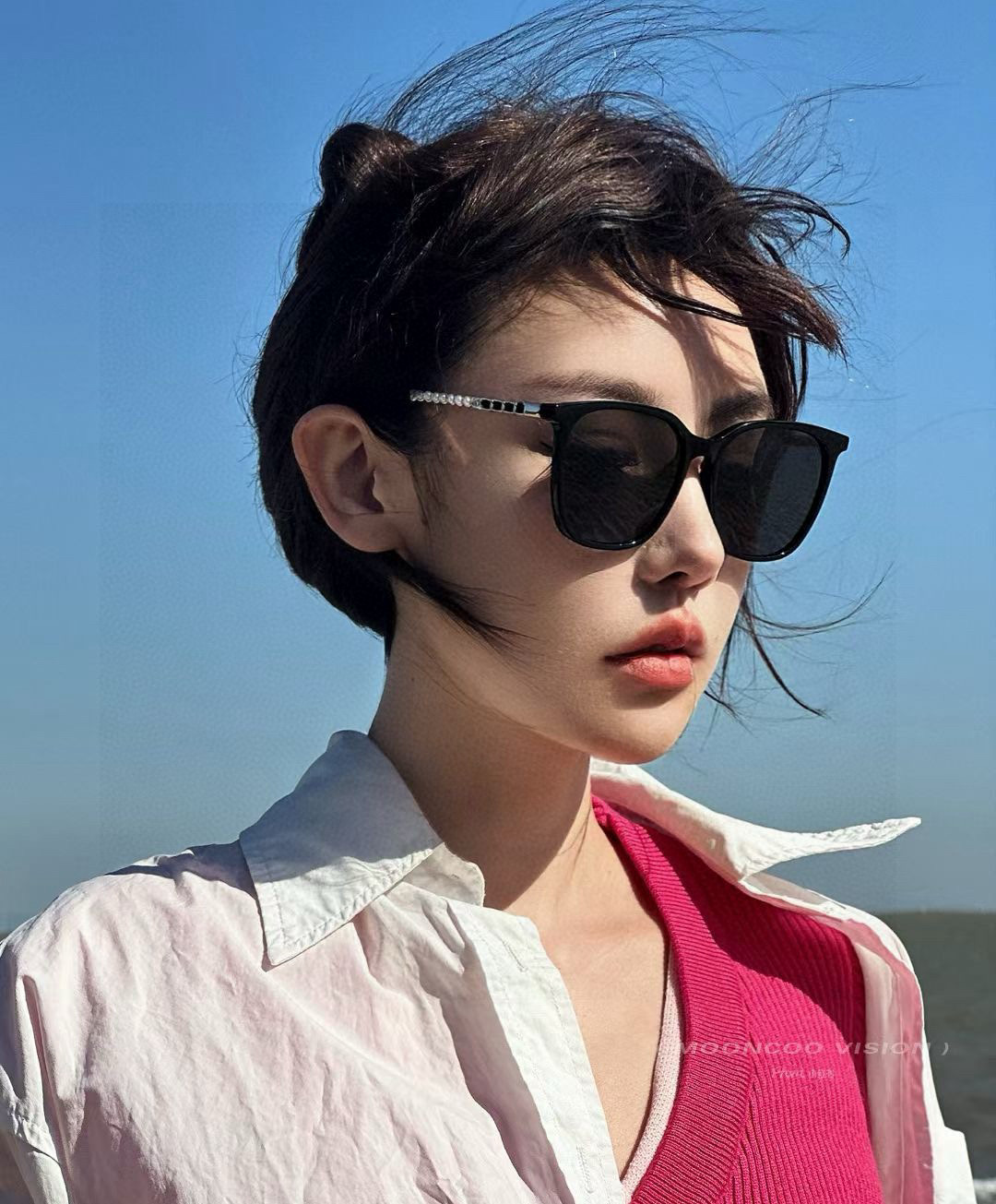  新品CHANEL 香奈儿太阳镜以独特魅力和前卫风格诠释春夏最新眼镜，以方框设计两边经典小香珍珠做点缀，