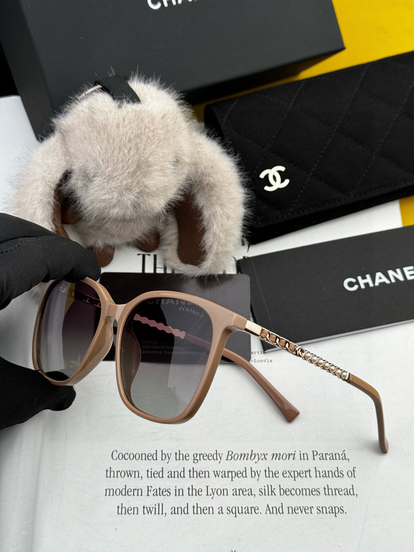  新品CHANEL 香奈儿太阳镜以独特魅力和前卫风格诠释春夏最新眼镜，以方框设计两边经典小香珍珠做点缀，
