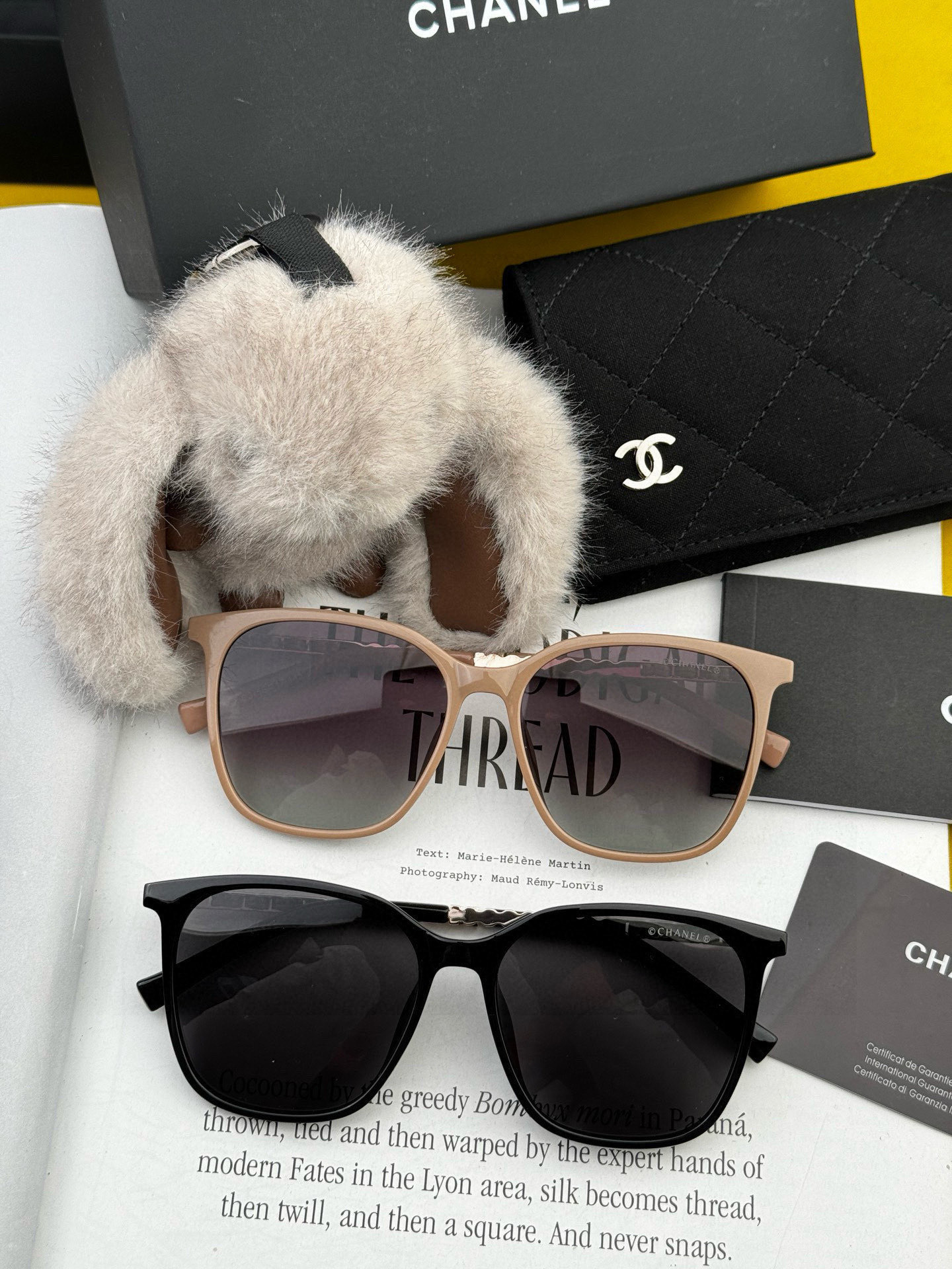  新品CHANEL 香奈儿太阳镜以独特魅力和前卫风格诠释春夏最新眼镜，以方框设计两边经典小香珍珠做点缀，
