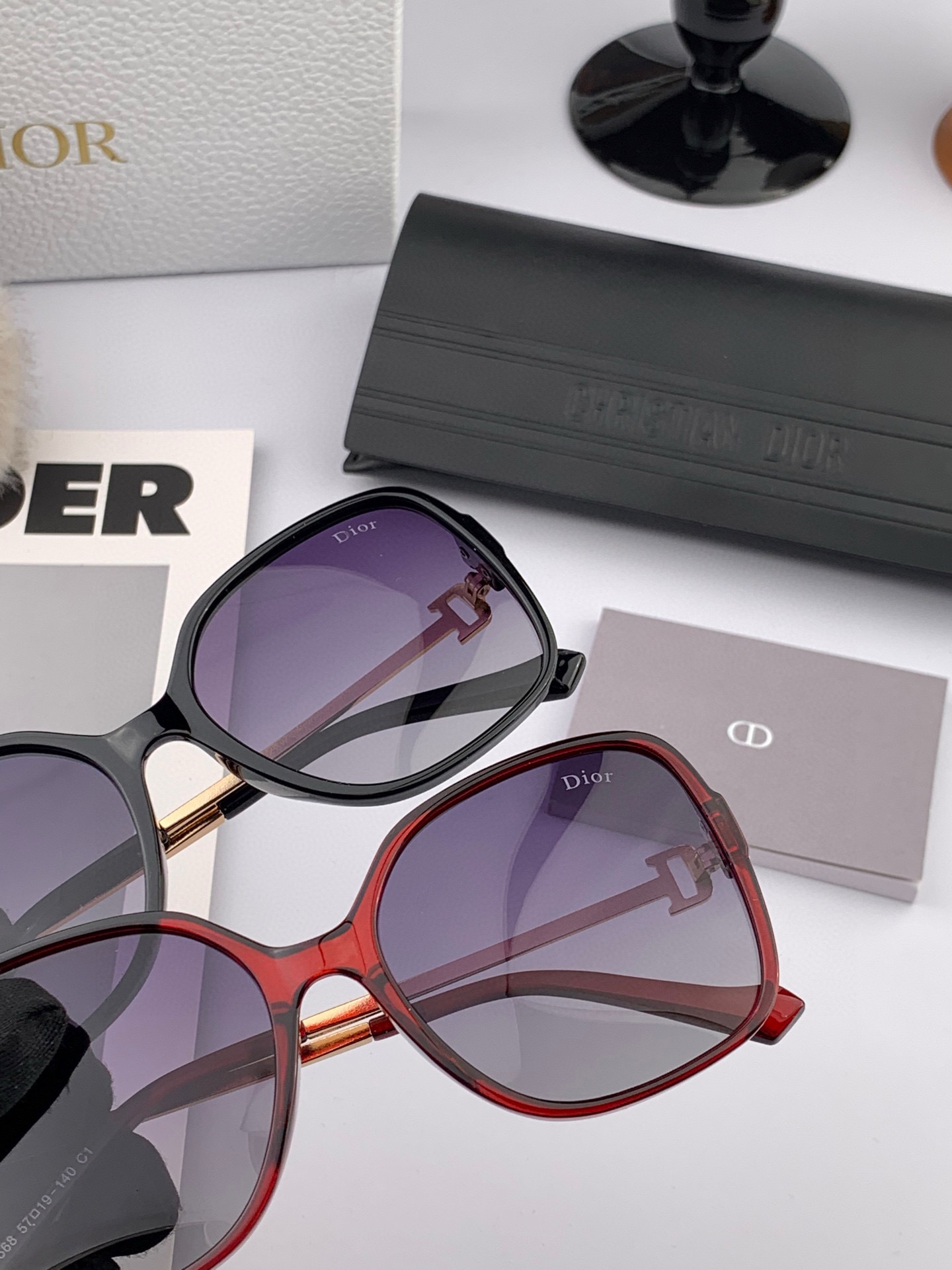 P110 【DIOR】迪奥偏光太阳镜 时尚造型 开车驾驶镜时尚墨镜🌸世界顶级奢华品牌，品质保证！😍😍经典款, 明星热爱!💥💥有史以来最畅销的品牌眼镜！  适合各种脸型  型号：D8266