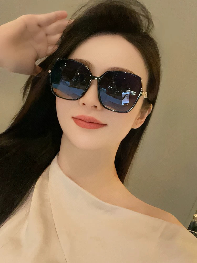 P110 【DIOR】迪奥偏光太阳镜 时尚造型 开车驾驶镜时尚墨镜🌸世界顶级奢华品牌，品质保证！😍😍经典款, 明星热爱!💥💥有史以来最畅销的品牌眼镜！  适合各种脸型  型号：D2267