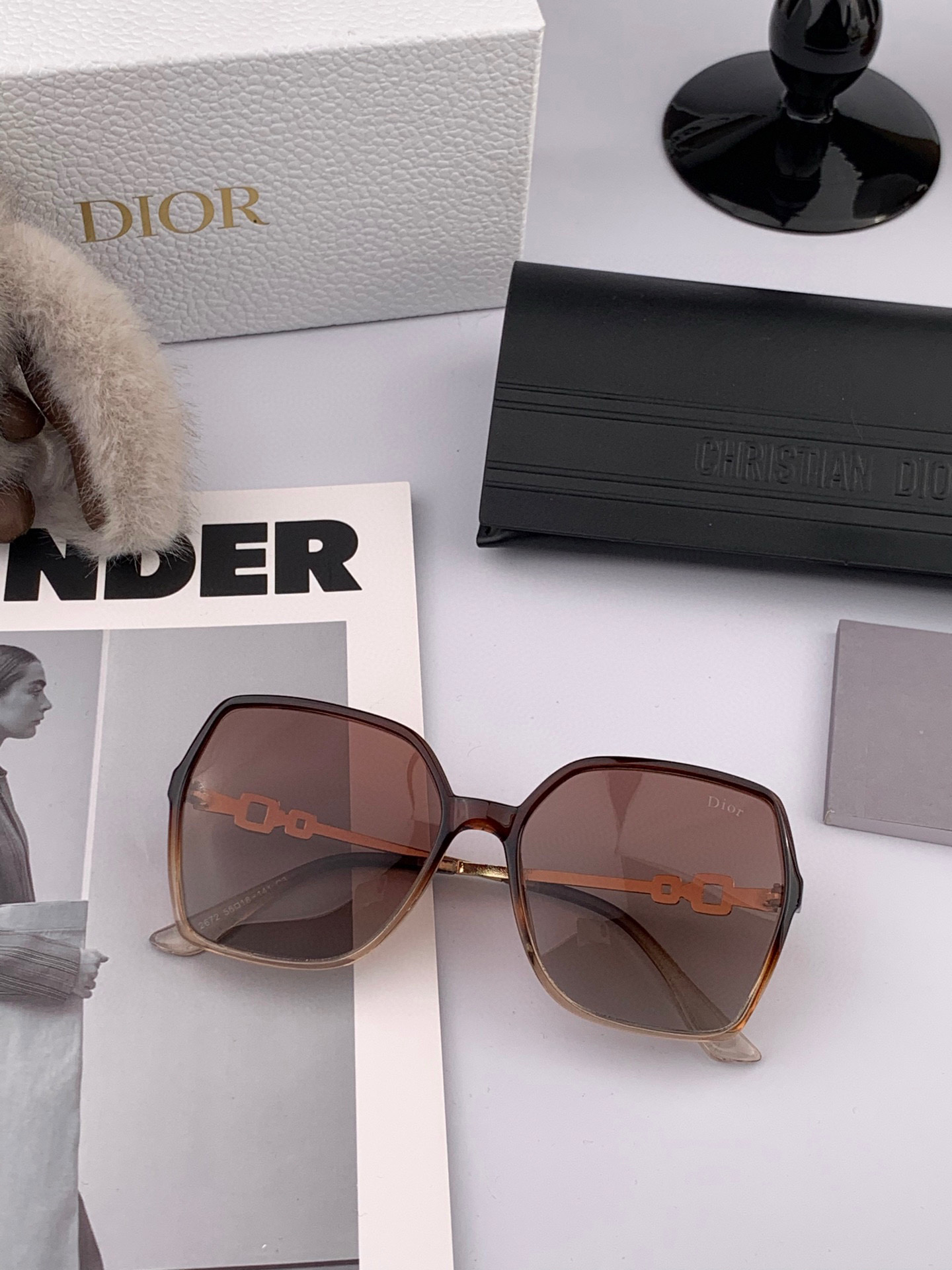 P110 【DIOR】迪奥偏光太阳镜 时尚造型 开车驾驶镜时尚墨镜🌸世界顶级奢华品牌，品质保证！😍😍经典款, 明星热爱!💥💥有史以来最畅销的品牌眼镜！  适合各种脸型  型号：D2267