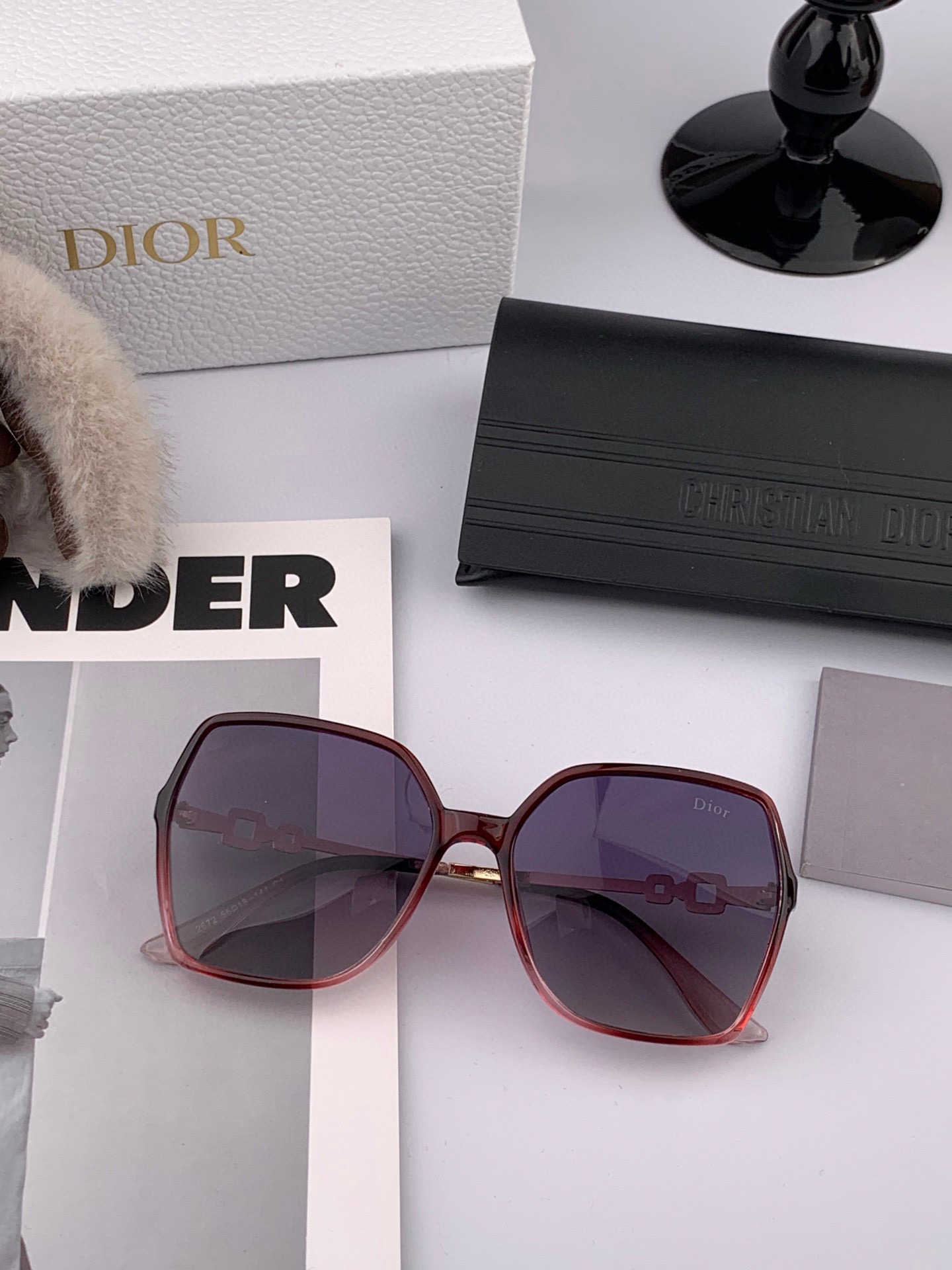 P110 【DIOR】迪奥偏光太阳镜 时尚造型 开车驾驶镜时尚墨镜🌸世界顶级奢华品牌，品质保证！😍😍经典款, 明星热爱!💥💥有史以来最畅销的品牌眼镜！  适合各种脸型  型号：D2267