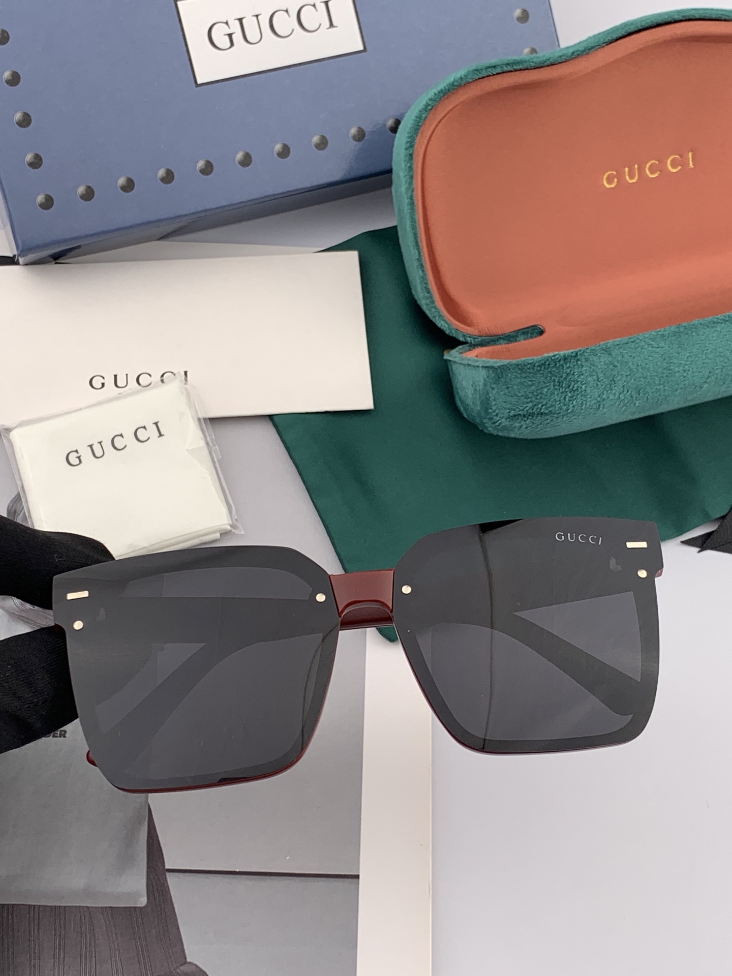   Gucci   经典的方框设计，不挑脸型，无论搭配大衣还是连衣裙都非常显气质尼龙偏光镜片预防紫外线 