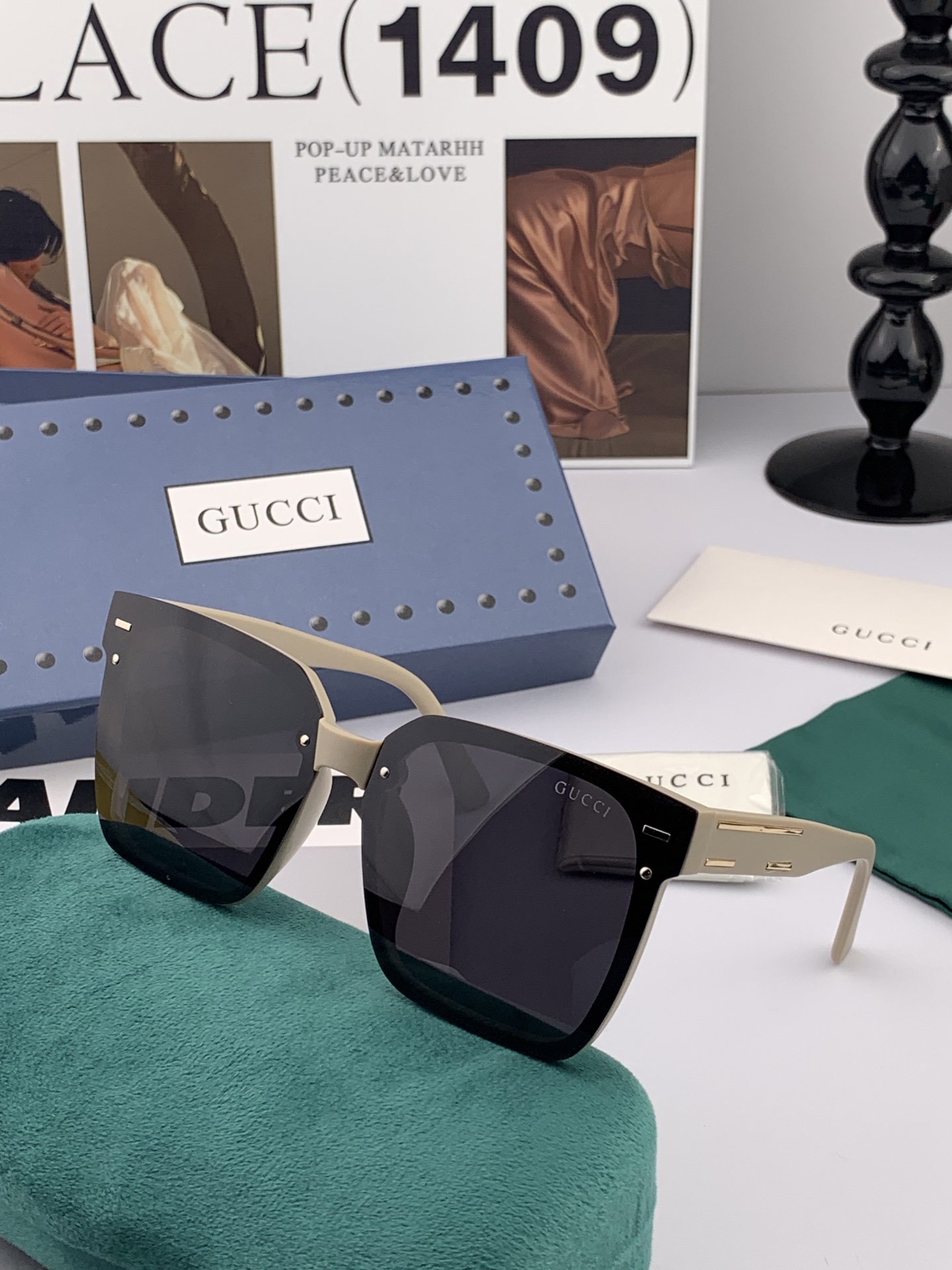   Gucci   经典的方框设计，不挑脸型，无论搭配大衣还是连衣裙都非常显气质尼龙偏光镜片预防紫外线 