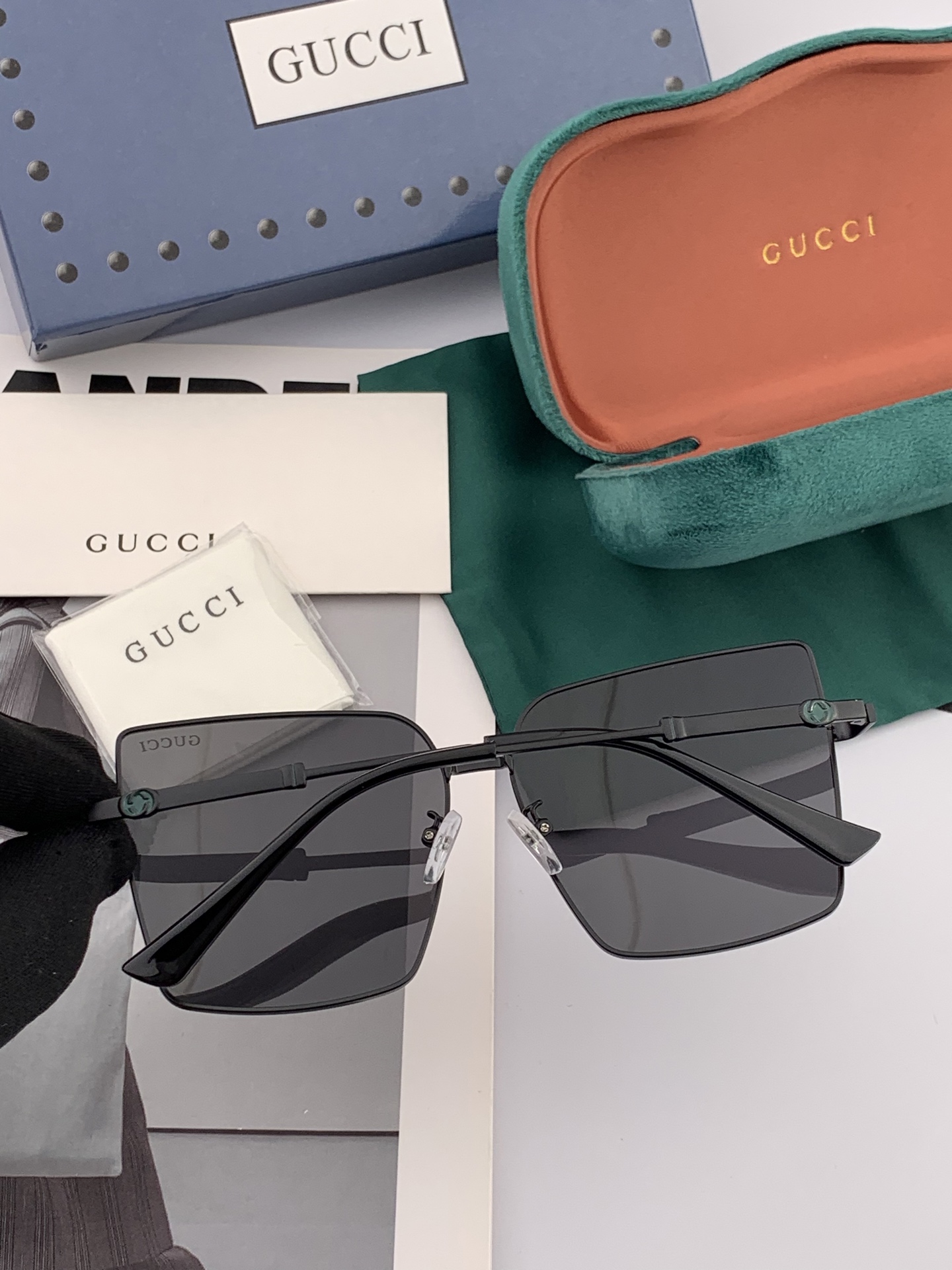   2025新款！新款出货！
女士高清加厚偏光太阳镜🕶️ 🎉💍新款GUCCI偏光太阳镜得意开车驾驶镜时尚