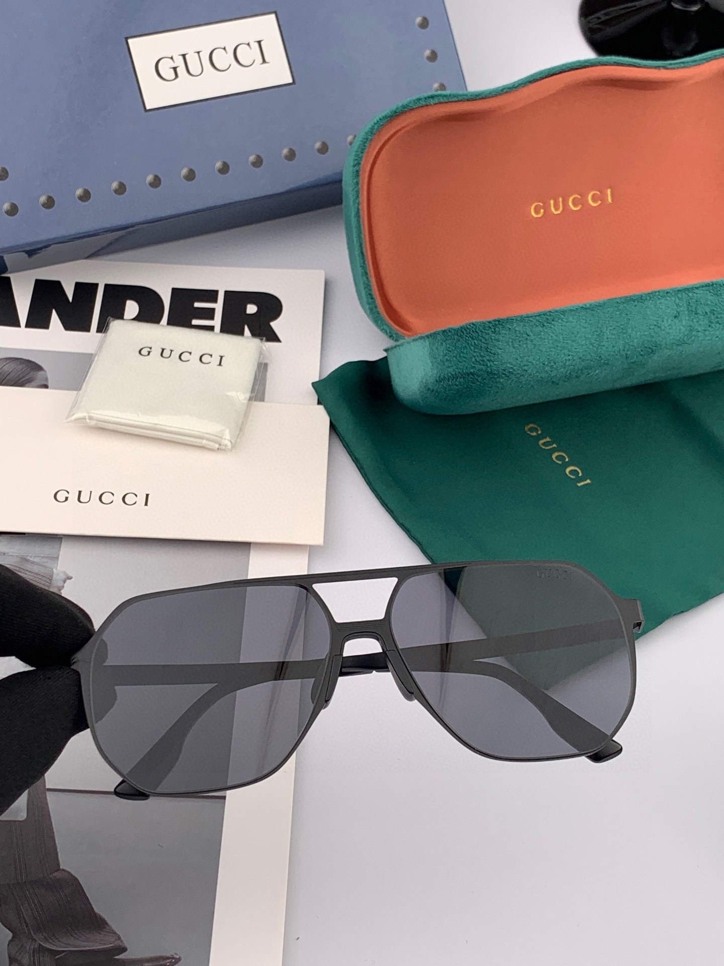        GUCCI 男款炫彩飞行员偏光太阳镜 ❤️材质：高清尼龙加厚卡槽高清偏光镜片 🌹无边框镜架