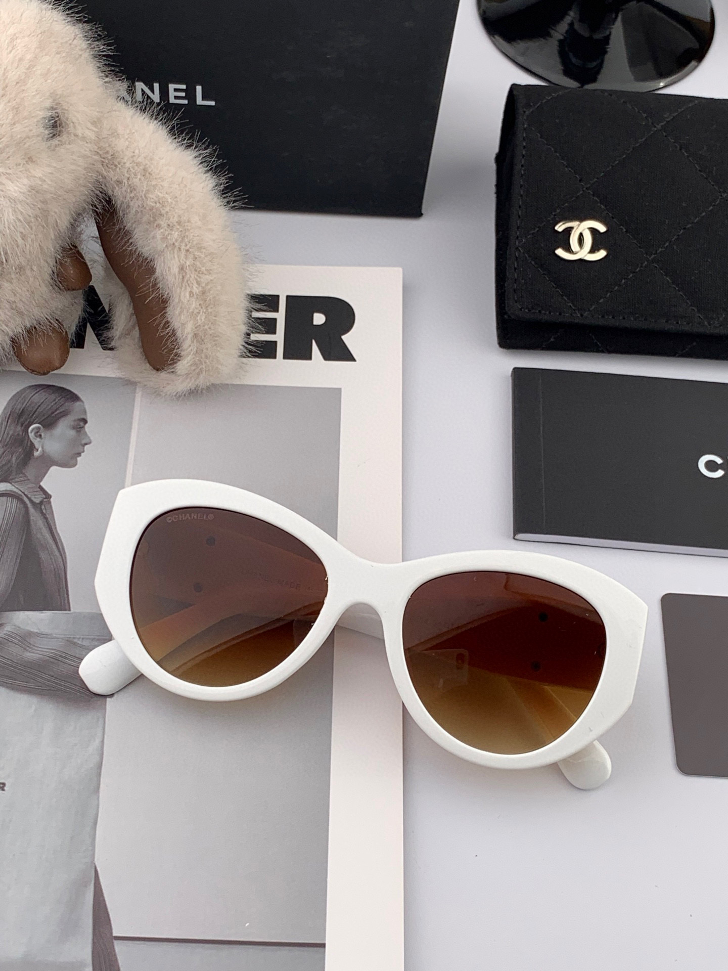    新品CHANEL 香奈儿太阳镜以独特魅力和前卫风格诠释春夏最新眼镜，质感超好佩带舒适 型号：CH4