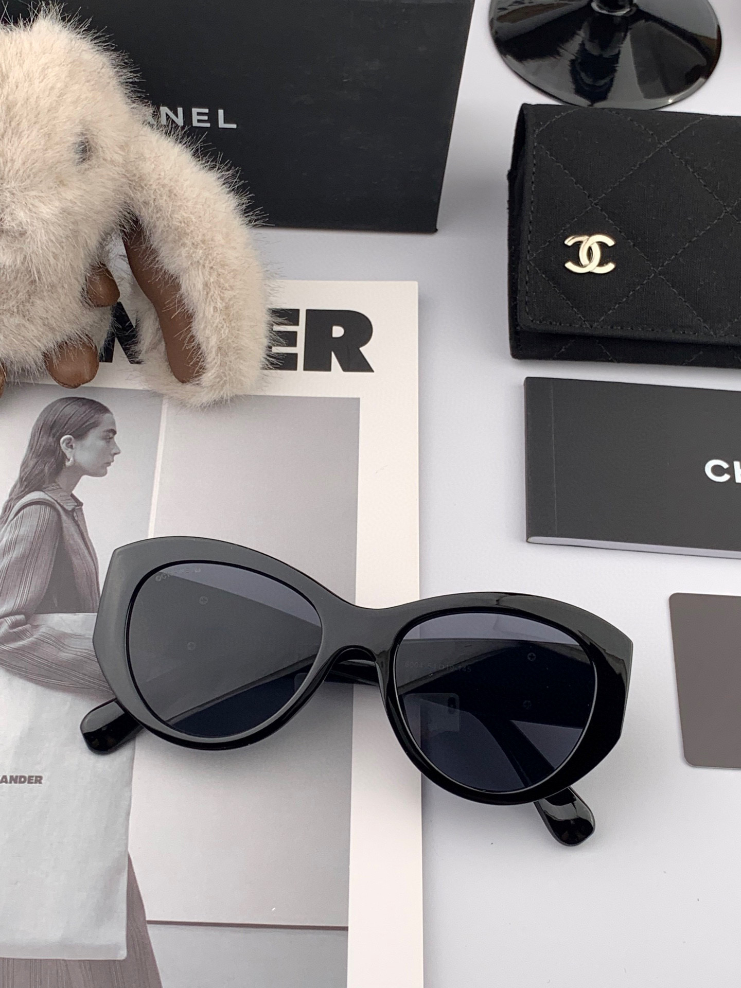    新品CHANEL 香奈儿太阳镜以独特魅力和前卫风格诠释春夏最新眼镜，质感超好佩带舒适 型号：CH4