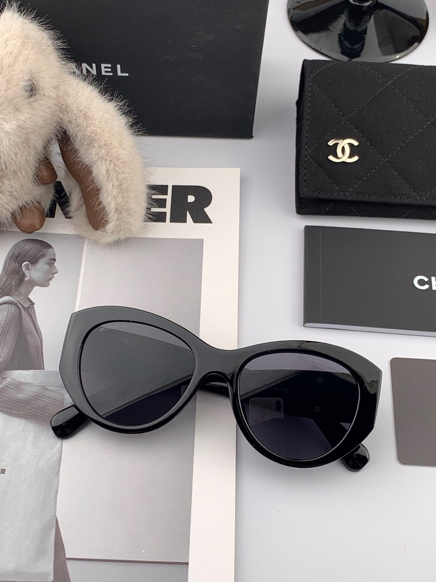    新品CHANEL 香奈儿太阳镜以独特魅力和前卫风格诠释春夏最新眼镜，质感超好佩带舒适 型号：CH4