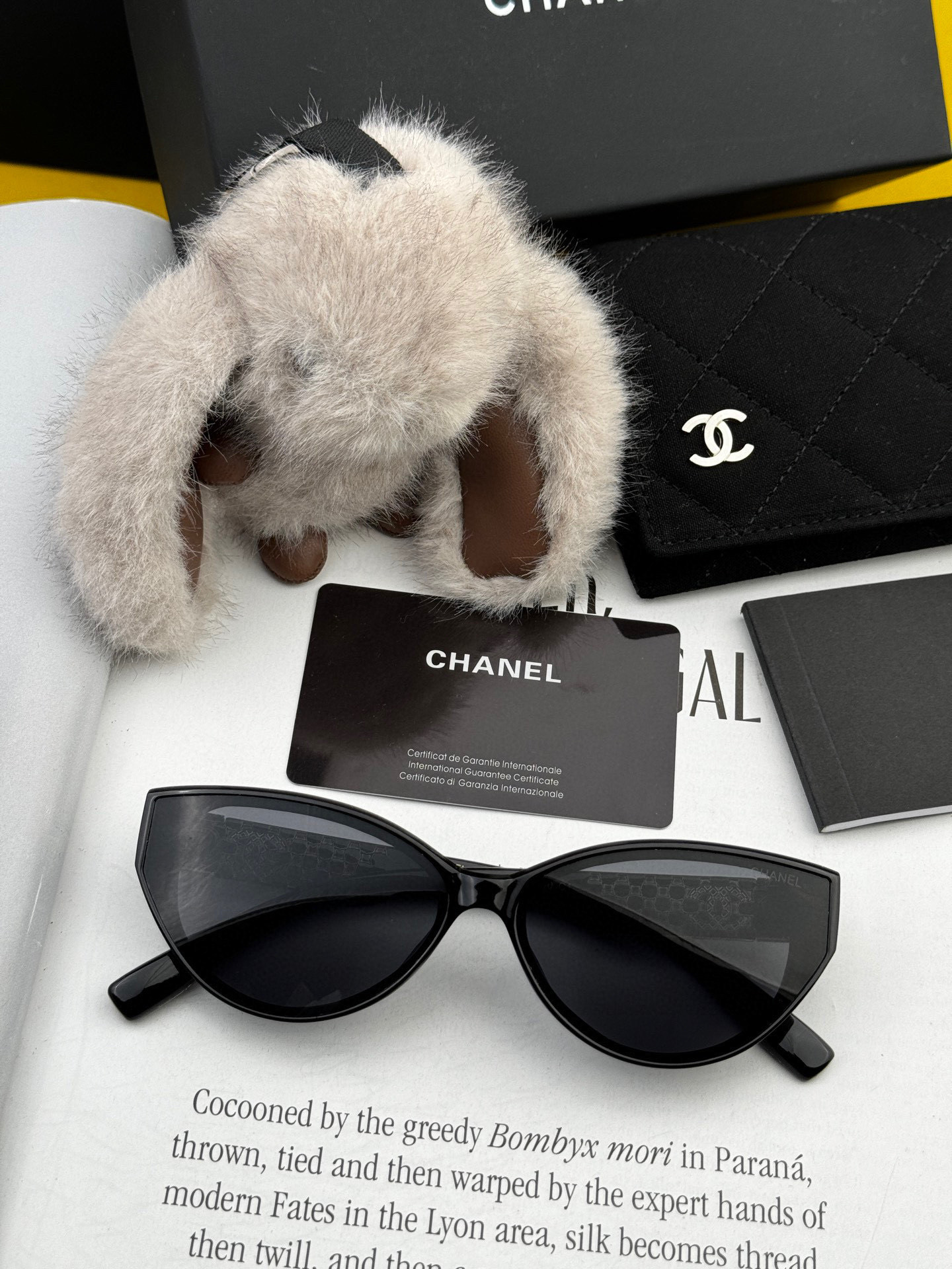    Chanel小框太阳镜墨镜  经典的方框设计，不挑脸型，无论搭配大衣还是连衣裙都非常显气质偏光镜片