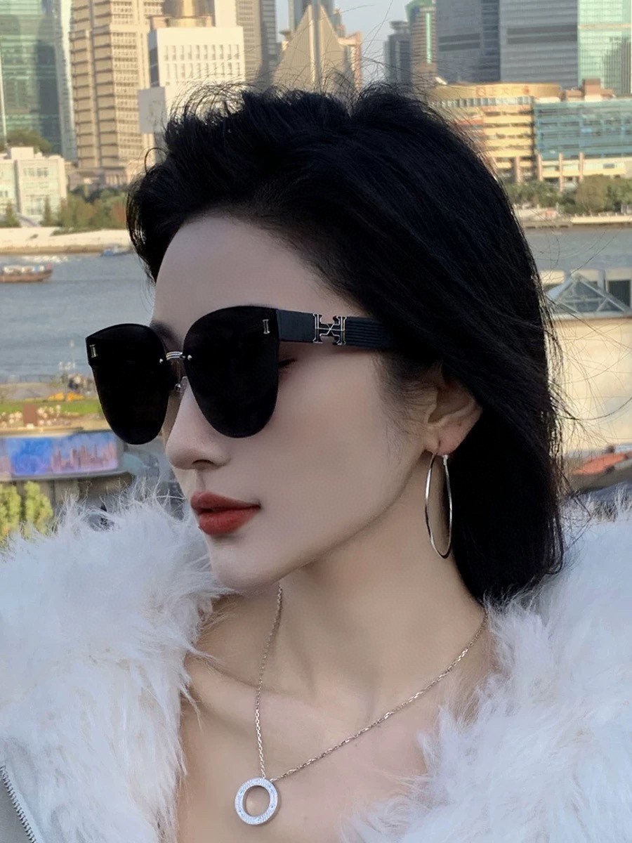  爱马仕   经典的方框设计，不挑脸型，无论搭配大衣还是连衣裙都非常显气质镜片预防紫外线 型号：H01