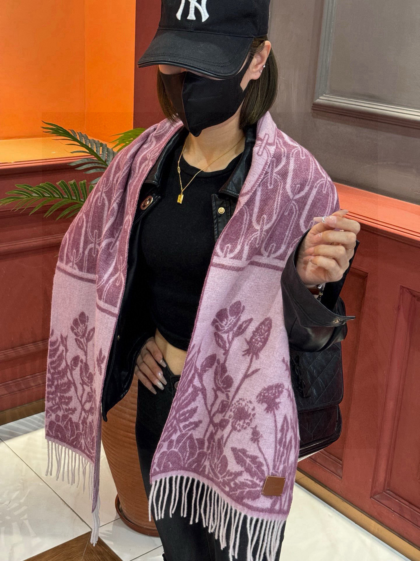   爱马仕👍巴黎时装展商务男士女士羊绒围巾。代工厂臻选上乘的超细羊绒纤维 进行纯手工精梳处理 耗时耗力 