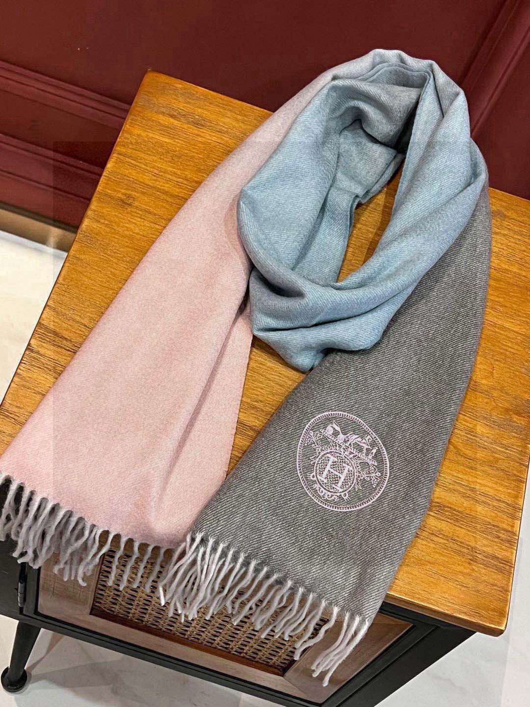  ✨✨太美了😍 爱马仕 美到要尖叫😱专柜最新款🎊英伦欧美范儿「多色渐变」又是一款即时尚又实用的大围巾&长